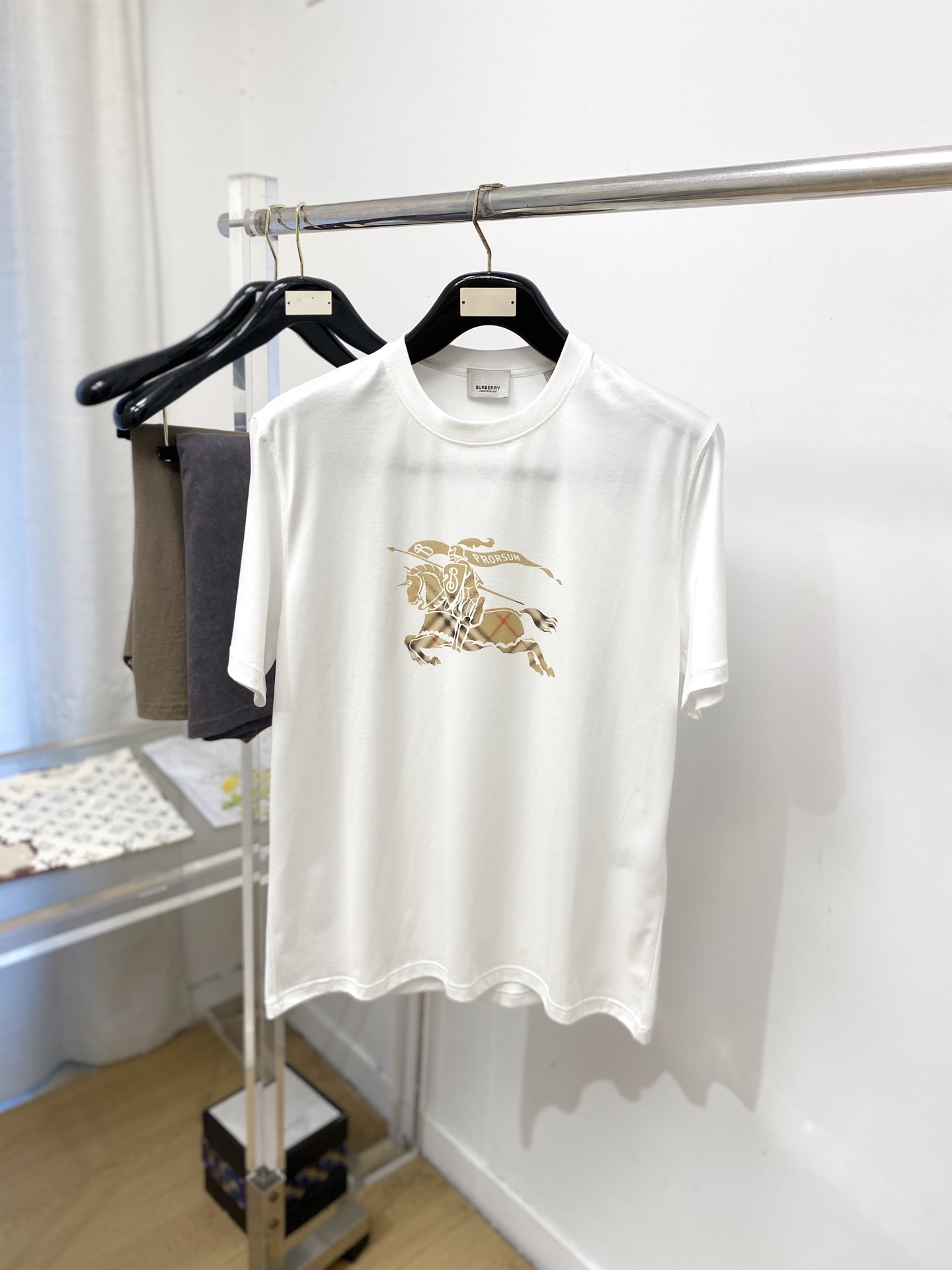 NO:848680,Burberry, 2026 new short-sleeved T-shirt, handsome and fashionable, top-notch printed logo on the chest, simple and versatile. The fabric cotton is not only crisp and maintains the trendy silhouette, but also comfortable to wear, and the yarn is more delicate. The size is S-2XL,, burberry, T-shirt, tees, t-shirt,19860909巴宝莉、2026新品短袖T恤,帅气时尚,胸前顶级印花图案logo,简约百搭款.面料棉 不仅挺括,保持潮流的廓形,又穿着舒适,纱织更细腻,码数S-2XL,,burberry,T-shirt,tees，t-shirt,,Men's clothing
