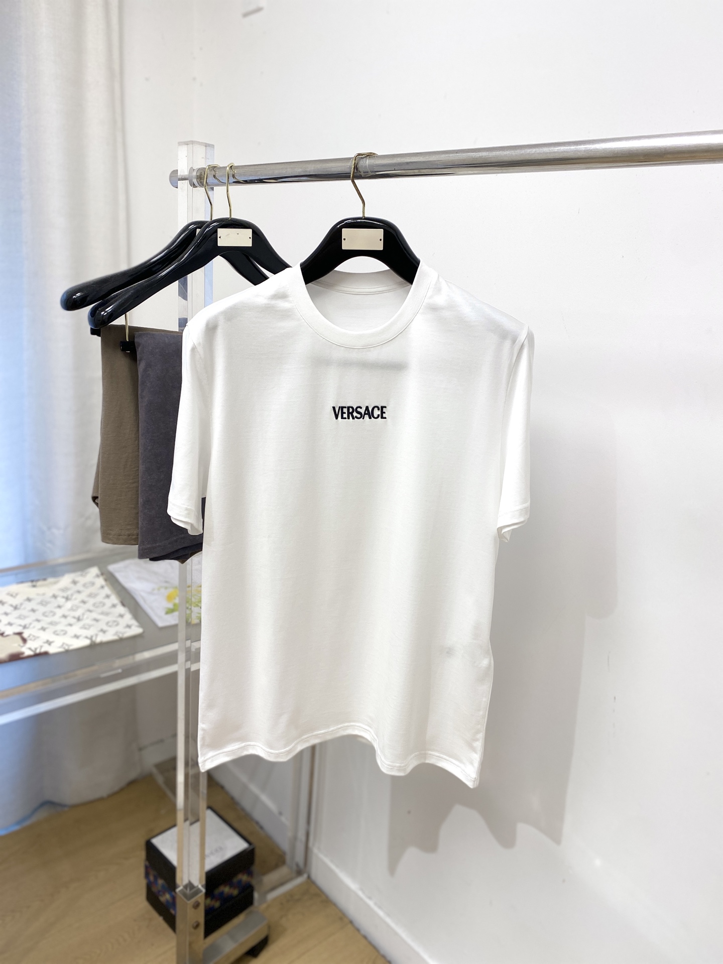 NO:848683,Versace, 2026 new short-sleeved T-shirt, handsome and fashionable, exquisitely embroidered letter logo on the chest, simple and versatile. The fabric cotton is not only crisp and maintains the trendy silhouette, but also comfortable to wear, and the yarn is more delicate. Size S-2XL, versace, T-shirt, tees, t-shirt,19860909范思哲、2026新品短袖T恤,帅气时尚,胸前精致刺绣字母logo,简约百搭款.面料棉 不仅挺括,保持潮流的廓形,又穿着舒适,纱织更细腻,码数S-2XL,,versace,T-shirt,tees，t-shirt,,Men's clothing