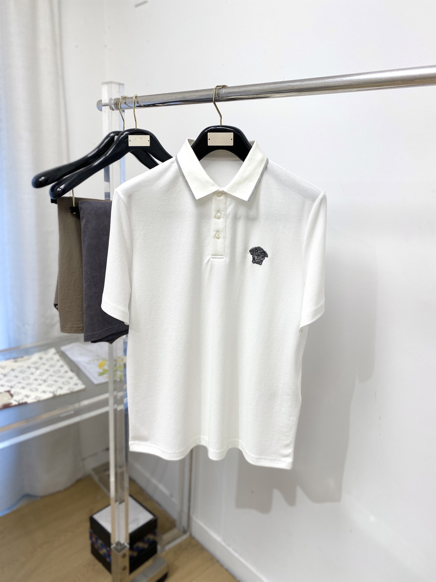 NO:848657,Versace, 2026 new short-sleeved T-shirt, handsome and fashionable, with exquisite embroidered logo on the chest, simple and versatile. The fabric cotton is not only crisp and maintains the trendy silhouette, but also comfortable to wear, and the yarn is more delicate. Size S-2XL, versace, T-shirt, tees, t-shirt,19860909范思哲、2026新品短袖T恤,帅气时尚,胸前精致刺绣图案logo,简约百搭款.面料棉 不仅挺括,保持潮流的廓形,又穿着舒适,纱织更细腻,码数S-2XL,,versace,T-shirt,tees，t-shirt,,Men's clothing