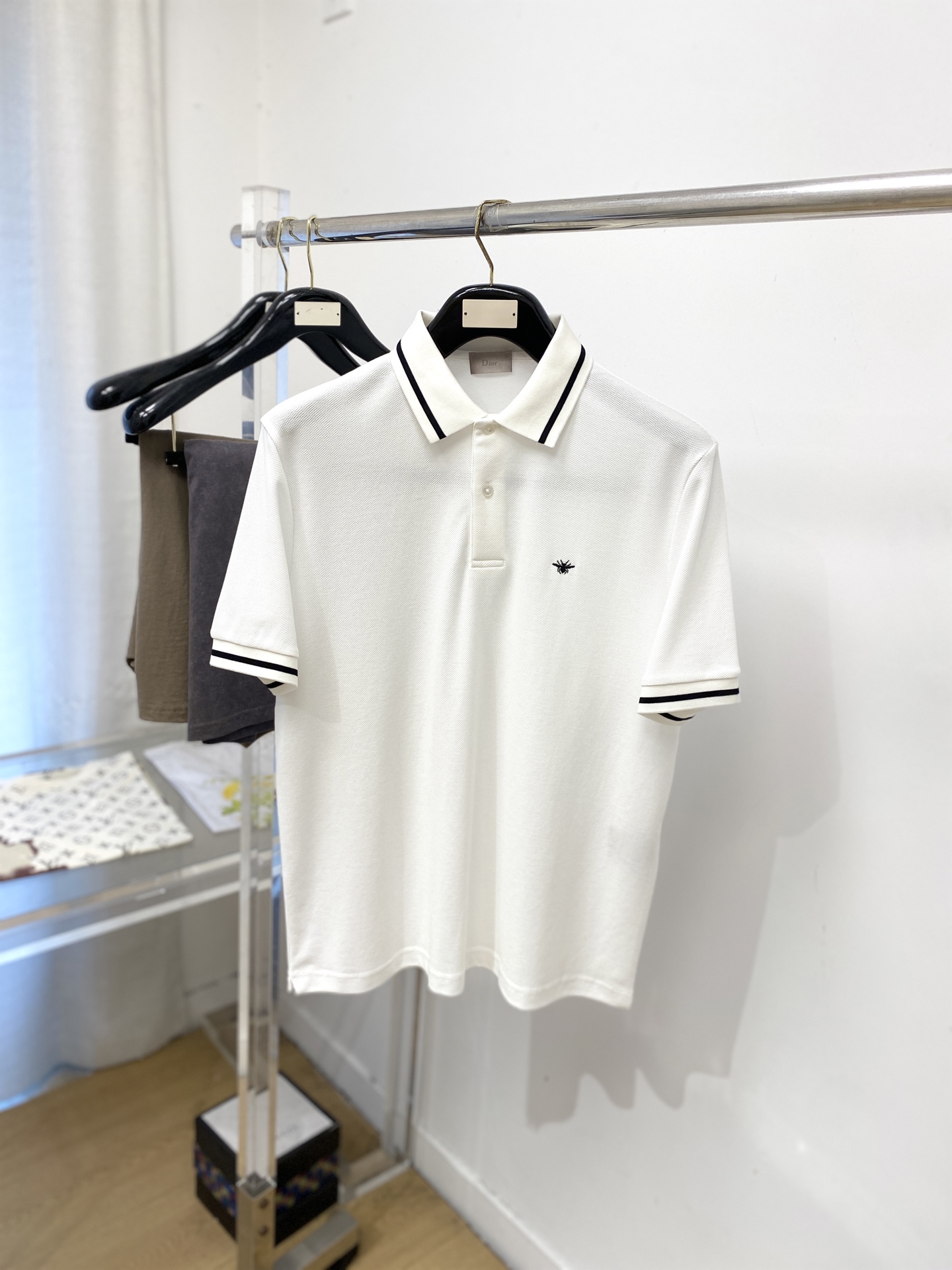 NO:848660,Dior, 2026 new short-sleeved T-shirt, handsome and fashionable, with exquisite embroidered logo on the chest, simple and versatile. The fabric cotton is not only crisp and maintains the trendy silhouette, but also comfortable to wear, and the yarn is more delicate. Size S-2XL, dior, T-shirt, tees, t-shirt,19860909迪奥、2026新品短袖T恤,帅气时尚,胸前精致刺绣图案logo,简约百搭款.面料棉 不仅挺括,保持潮流的廓形,又穿着舒适,纱织更细腻,码数S-2XL,,dior,T-shirt,tees，t-shirt,,Men's clothing