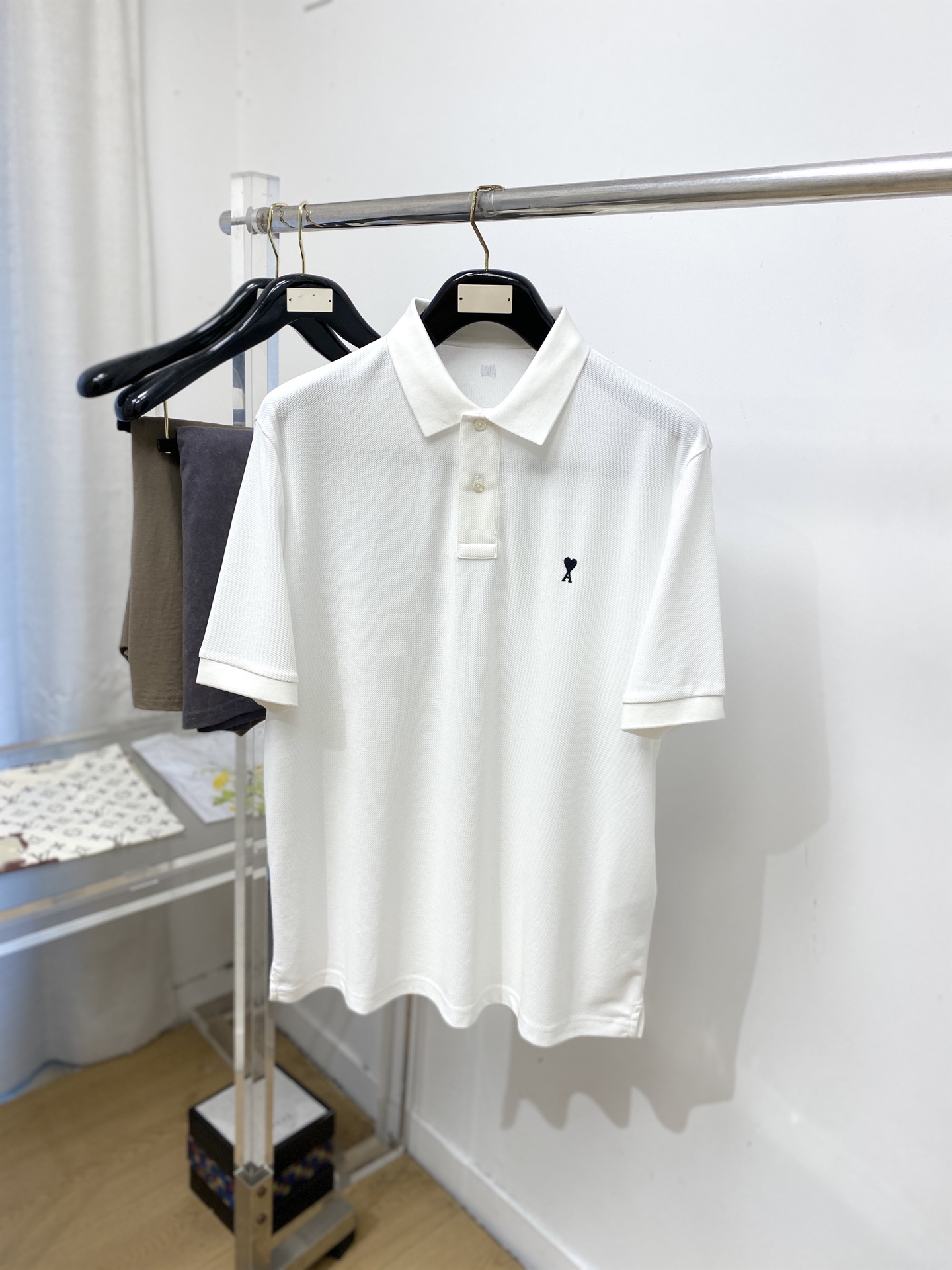 NO:848663,ami, 2026 new short-sleeved T-shirt, handsome and fashionable, with exquisite embroidered logo on the chest, simple and versatile. The fabric cotton is not only crisp and maintains the trendy silhouette, but also comfortable to wear, and the yarn is more delicate. The size is S-2XL,, T-shirt, tees, t-shirt,19860909ami、2026新品短袖T恤,帅气时尚,胸前精致刺绣图案logo,简约百搭款.面料棉 不仅挺括,保持潮流的廓形,又穿着舒适,纱织更细腻,码数S-2XL,,T-shirt,tees，t-shirt,,Men's clothing