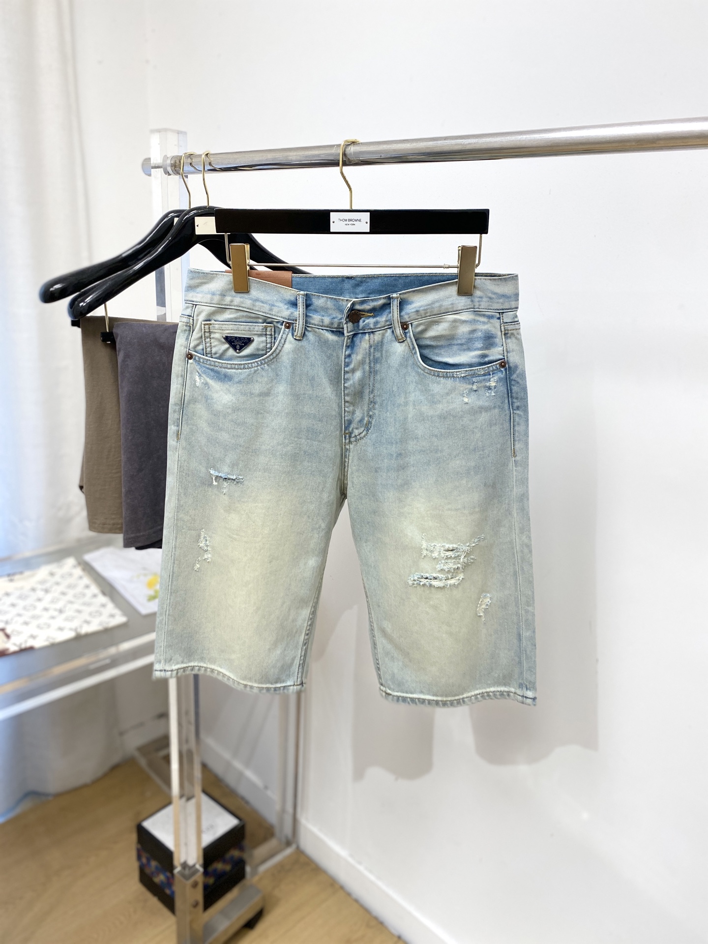 NO:848669,Prada, 2026 latest products, available at counters simultaneously, original goods, washed casual denim shorts, imported original washed stretch fabrics, comfortable and elastic, original hardware accessories decorated with logo, super correct version, extremely high grade, counter quality, fashionable and stylish upper body, size 29-38,, prada, shorts,19860909普拉达、2026最新品,专柜同步有售,原单狠货,水洗休闲牛仔短裤,进口原版水洗弹力面料,舒适有弹性,原版五金辅料装饰logo,版型超正,档次极高,专柜品质,上身时尚有型,码数29-38,,prada,shorts,,Men's clothing