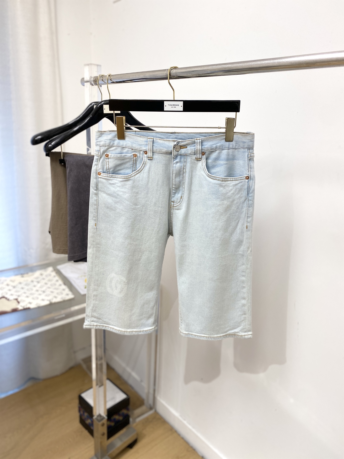 NO:848672,Gucci, 2026 latest products, available at counters simultaneously, original goods, washed casual denim shorts, imported original washed stretch fabric, comfortable and elastic, original hardware accessories decorated with logo, super correct version, extremely high grade, counter quality, fashionable and stylish upper body, code number 29-38,, shorts,19860909古奇、2026最新品,专柜同步有售,原单狠货,水洗休闲牛仔短裤,进口原版水洗弹力面料,舒适有弹性,原版五金辅料装饰logo,版型超正,档次极高,专柜品质,上身时尚有型,码数29-38,,shorts,,Men's clothing