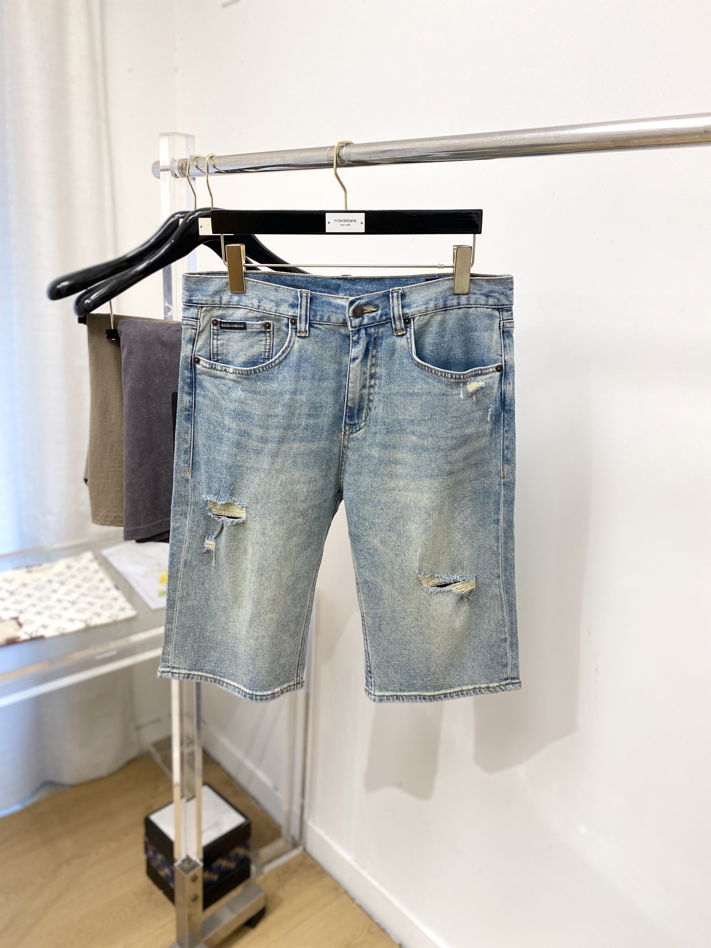NO:848675,DG, 2026 latest products, available at counters at the same time, original goods, washed casual denim shorts, imported original washed stretch fabrics, comfortable and elastic, original hardware accessories decorated with logo, super correct version, extremely high grade, counter quality, fashionable and stylish upper body, code number 29-38,, shorts,19860909DG、2026最新品,专柜同步有售,原单狠货,水洗休闲牛仔短裤,进口原版水洗弹力面料,舒适有弹性,原版五金辅料装饰logo,版型超正,档次极高,专柜品质,上身时尚有型,码数29-38,,shorts,,Men's clothing