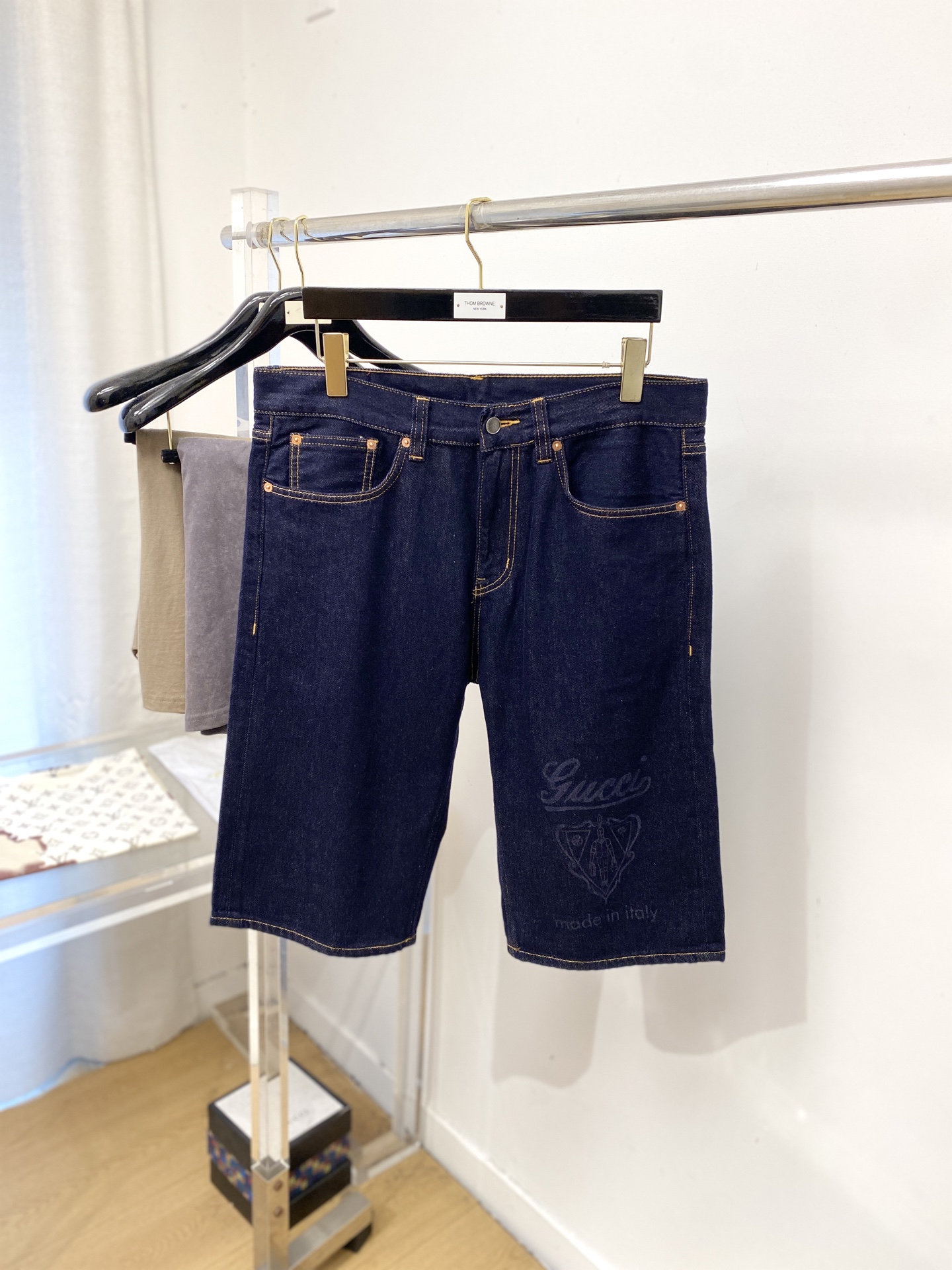 NO:848678,Gucci, 2026 latest products, available at counters simultaneously, original goods, washed casual denim shorts, imported original washed stretch fabric, comfortable and elastic, original hardware accessories decorated with logo, super correct version, extremely high grade, counter quality, fashionable and stylish upper body, code number 29-38,, shorts,19860909古奇、2026最新品,专柜同步有售,原单狠货,水洗休闲牛仔短裤,进口原版水洗弹力面料,舒适有弹性,原版五金辅料装饰logo,版型超正,档次极高,专柜品质,上身时尚有型,码数29-38,,shorts,,Men's clothing