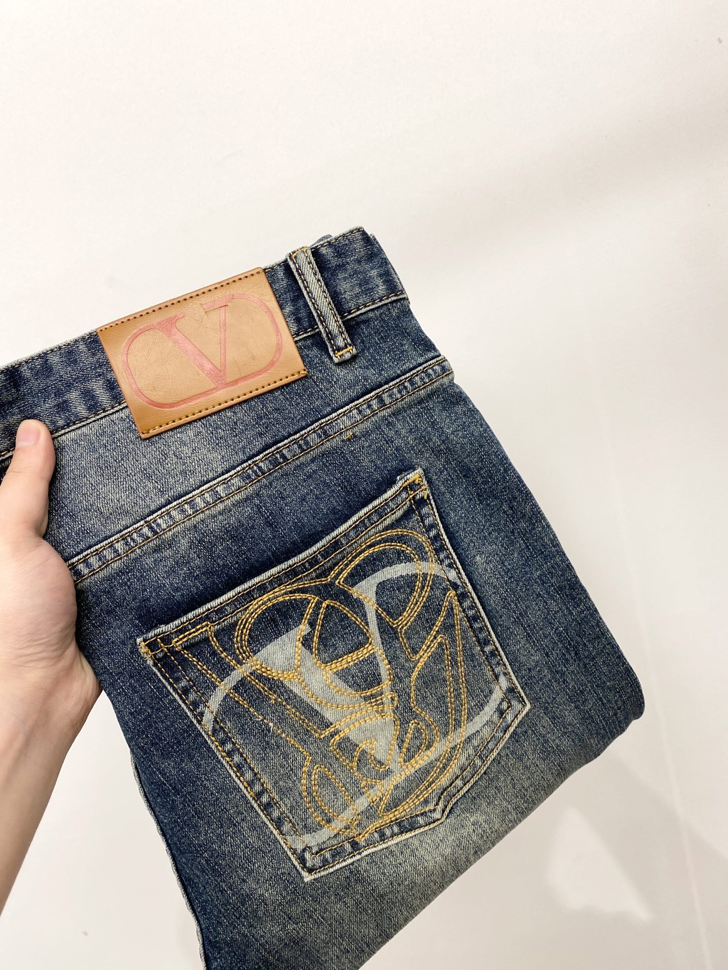 NO:848684,Valentino, 2026 latest products, available at counters simultaneously, original goods, washed casual jeans, imported original washed stretch fabric, comfortable and elastic, original hardware accessories decorated with logo, super correct version, extremely high grade, counter quality, fashionable and stylish upper body, code number 29-38,,valentino,jeans,19860909华伦天奴、2026最新品,专柜同步有售,原单狠货,水洗休闲牛仔裤,进口原版水洗弹力面料,舒适有弹性,原版五金辅料装饰logo,版型超正,档次极高,专柜品质,上身时尚有型,码数29-38,,valentino,jeans,,Men's clothing