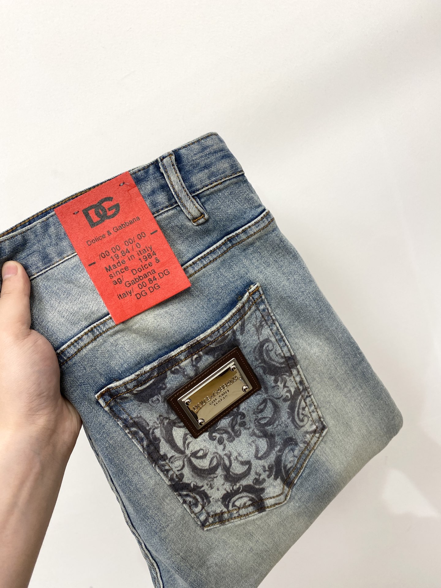 NO:848664,DG, 2026 latest products, available at counters at the same time, original goods, washed casual jeans, imported original washed stretch fabrics, comfortable and elastic, original hardware accessories decorated with logo, super correct version, extremely high grade, counter quality, fashionable and stylish upper body, code number 29-38,,jeans,19860909DG、2026最新品,专柜同步有售,原单狠货,水洗休闲牛仔裤,进口原版水洗弹力面料,舒适有弹性,原版五金辅料装饰logo,版型超正,档次极高,专柜品质,上身时尚有型,码数29-38,,jeans,,Men's clothing