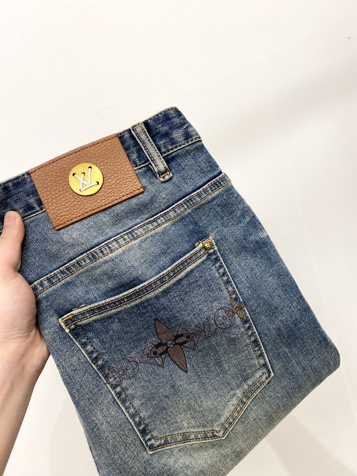 NO:848676,LV, 2026 latest products, available at counters simultaneously, original goods, washed casual jeans, imported original washed stretch fabrics, comfortable and elastic, original hardware accessories decorated with logo, super correct version, extremely high grade, counter quality, fashionable and stylish upper body, code number 29-38,, louis vuitton, jeans,19860909LV、2026最新品,专柜同步有售,原单狠货,水洗休闲牛仔裤,进口原版水洗弹力面料,舒适有弹性,原版五金辅料装饰logo,版型超正,档次极高,专柜品质,上身时尚有型,码数29-38,,louis vuitton,jeans,,Men's clothing