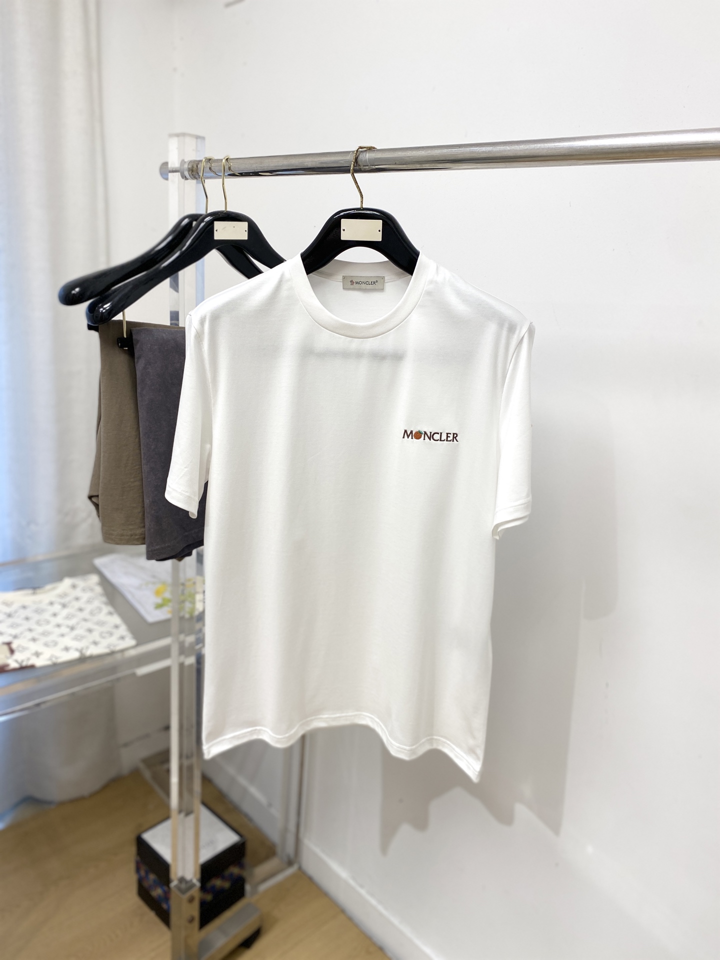 NO:837657,Meng Mouth, 2026 new short-sleeved T-shirt, handsome and fashionable, exquisite embroidery pattern letter logo on the chest, simple and versatile. The fabric cotton is not only crisp and maintains the trendy silhouette, but also comfortable to wear, and the yarn is more delicate. Size S-XXL, Moncler, T-shirt, tees, t-shirt,19860909蒙口、2026新品短袖T恤,帅气时尚,胸前精致刺绣图案字母logo,简约百搭款.面料棉 不仅挺括,保持潮流的廓形,又穿着舒适,纱织更细腻,码数S-XXL,,Moncler,T-shirt,tees，t-shirt,,Men's clothing