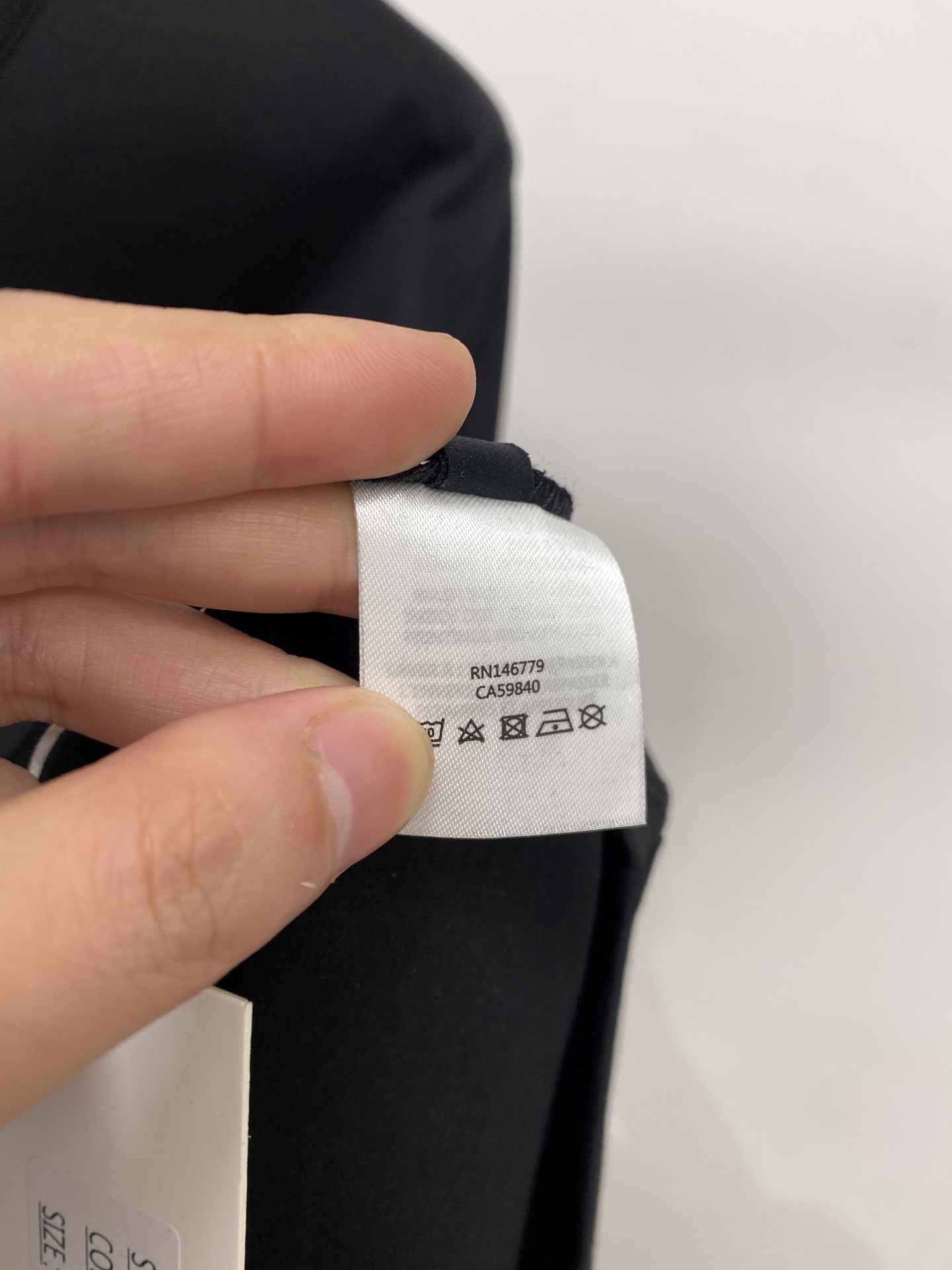 蒙口、2026新品短袖T恤，帅气时尚，胸口精致刺绣字母logo，简约百搭款。面料棉 不仅挺括，保持潮流的
