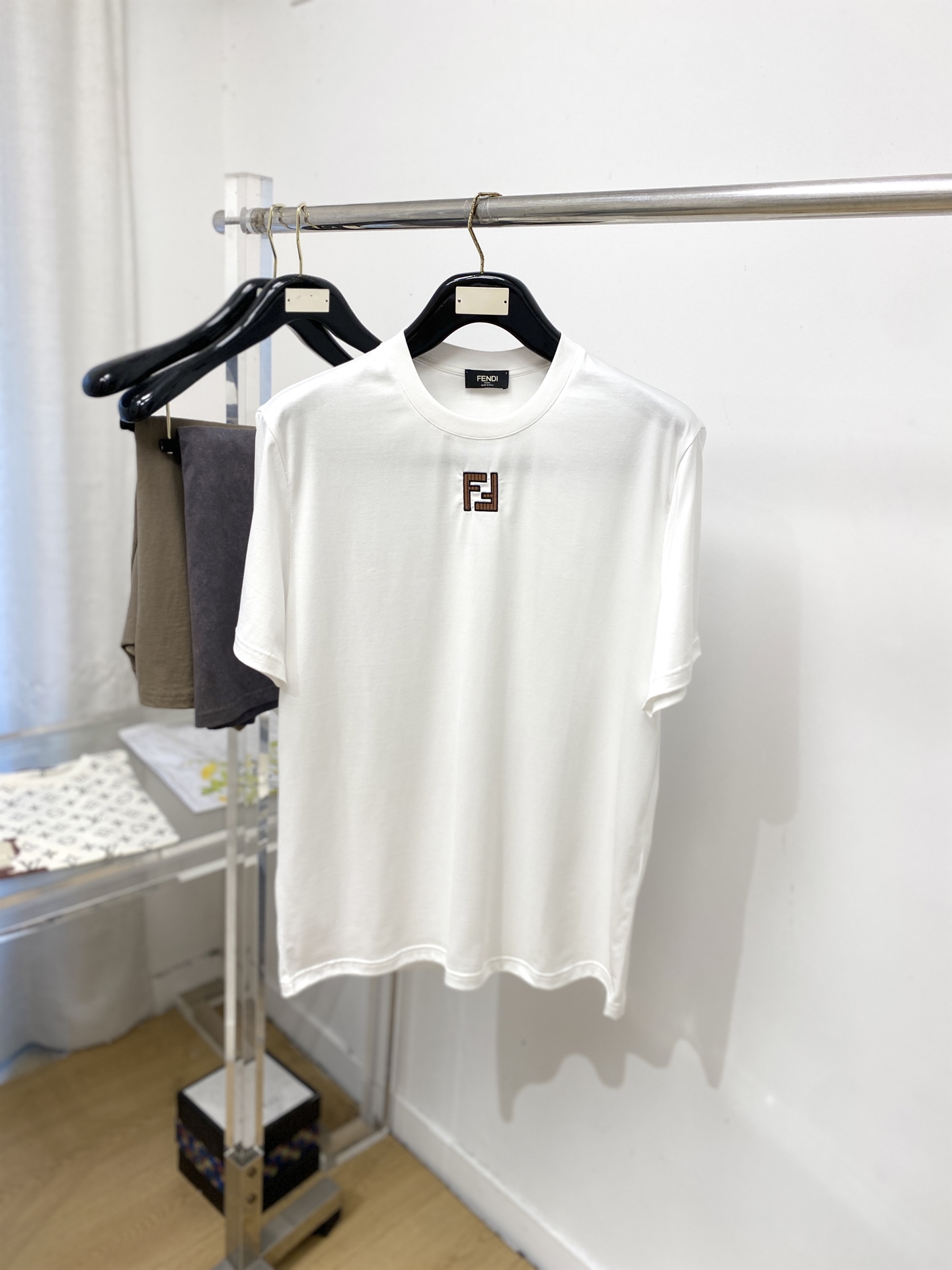 NO:837661,Meng Mouth, 2026 new short-sleeved T-shirt, handsome and fashionable, exquisite embroidered letter logo on the chest, simple and versatile. The fabric cotton is not only crisp and maintains the trendy silhouette, but also comfortable to wear, and the yarn is more delicate. Size S-XXL, Moncler, T-shirt, tees, t-shirt,19860909蒙口、2026新品短袖T恤,帅气时尚,胸口精致刺绣字母logo,简约百搭款.面料棉 不仅挺括,保持潮流的廓形,又穿着舒适,纱织更细腻,码数S-XXL,,Moncler,T-shirt,tees，t-shirt,,Men's clothing