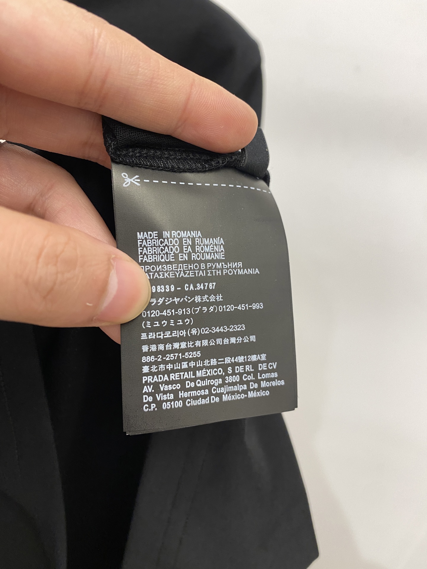 普拉达、2026新品短袖T恤，帅气时尚，胸前五金装饰三角标logo，简约百搭款。面料棉 不仅挺括，保持潮