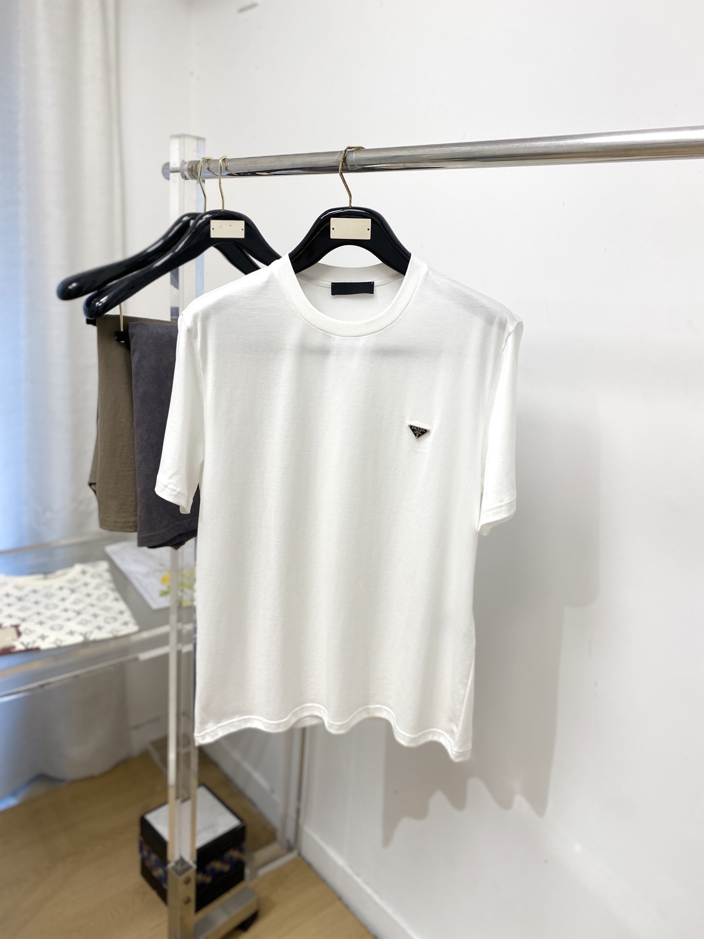 NO:837665,Prada, 2026 new short-sleeved T-shirt, handsome and fashionable, hardware decorated with triangle logo on the chest, simple and versatile. The fabric cotton is not only crisp and maintains the trendy silhouette, but also comfortable to wear, and the yarn is more delicate. Size S-XXL, prada, T-shirt, tees, t-shirt,19860909普拉达、2026新品短袖T恤,帅气时尚,胸前五金装饰三角标logo,简约百搭款.面料棉 不仅挺括,保持潮流的廓形,又穿着舒适,纱织更细腻,码数S-XXL,,prada,T-shirt,tees，t-shirt,,Men's clothing
