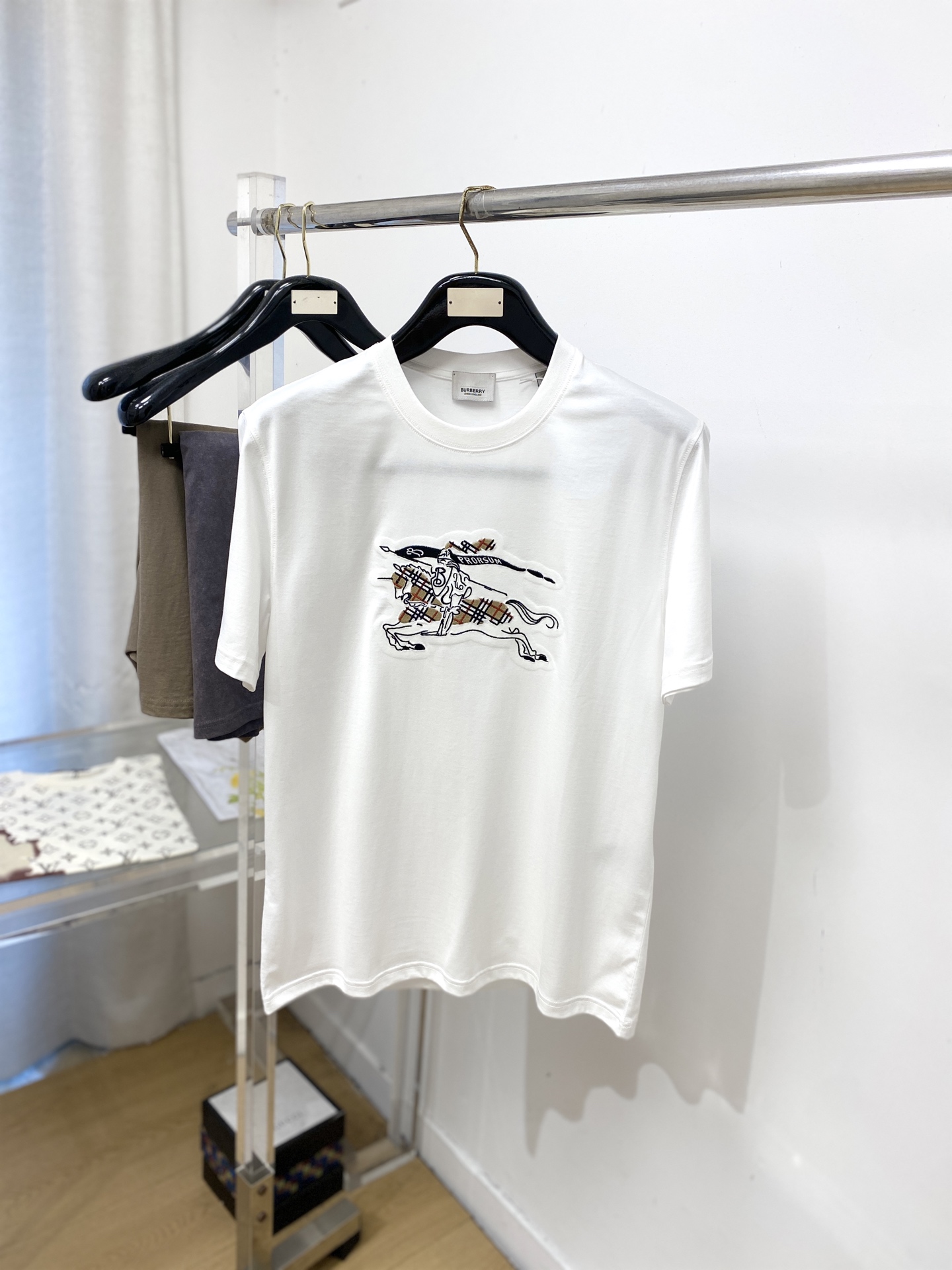 NO:837669,Burberry, 2026 new short-sleeved T-shirt, handsome and fashionable, with exquisite embroidered logo on the chest, simple and versatile. The fabric cotton is not only crisp and maintains the trendy silhouette, but also comfortable to wear, and the yarn is more delicate. The size is S-XXL,, burberry, T-shirt, tees, t-shirt,19860909巴宝莉、2026新品短袖T恤,帅气时尚,胸前精致刺绣图案logo,简约百搭款.面料棉 不仅挺括,保持潮流的廓形,又穿着舒适,纱织更细腻,码数S-XXL,,burberry,T-shirt,tees，t-shirt,,Men's clothing
