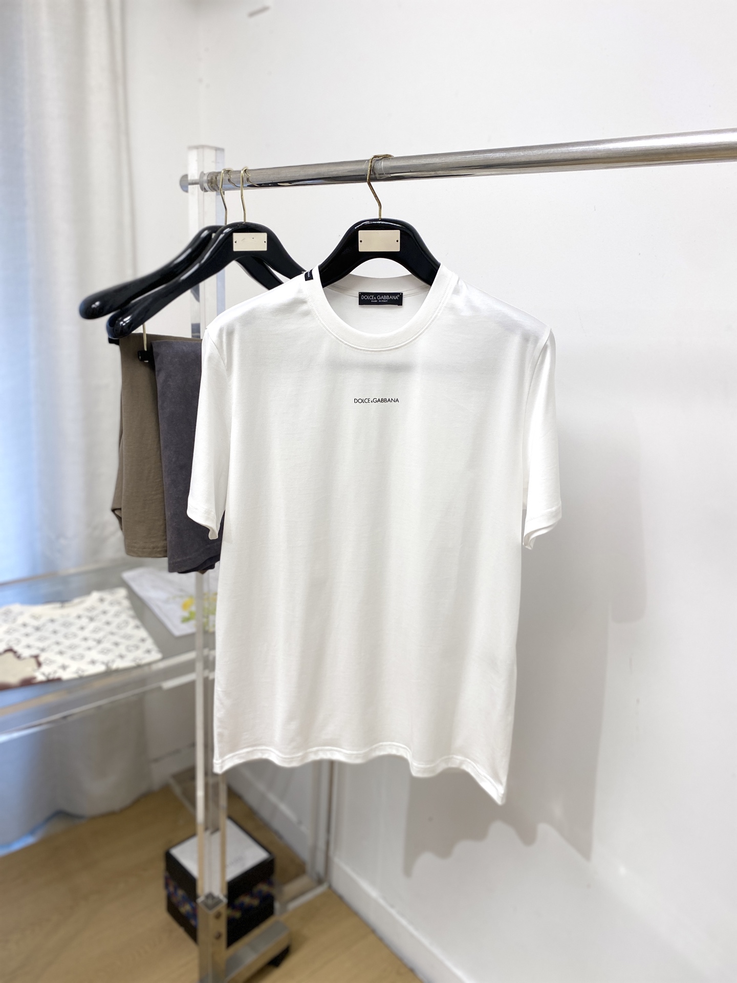 NO:837673,DG, 2026 new short-sleeved T-shirt, handsome and fashionable, top-notch printed letter logo on the chest, simple and versatile. The fabric cotton is not only crisp and maintains the trendy silhouette, but also comfortable to wear, and the yarn is more delicate. The size is S-XXL,, T-shirt, tees, t-shirt,19860909DG、2026新品短袖T恤,帅气时尚,胸口顶级印胶字母logo,简约百搭款.面料棉 不仅挺括,保持潮流的廓形,又穿着舒适,纱织更细腻,码数S-XXL,,T-shirt,tees，t-shirt,,Men's clothing