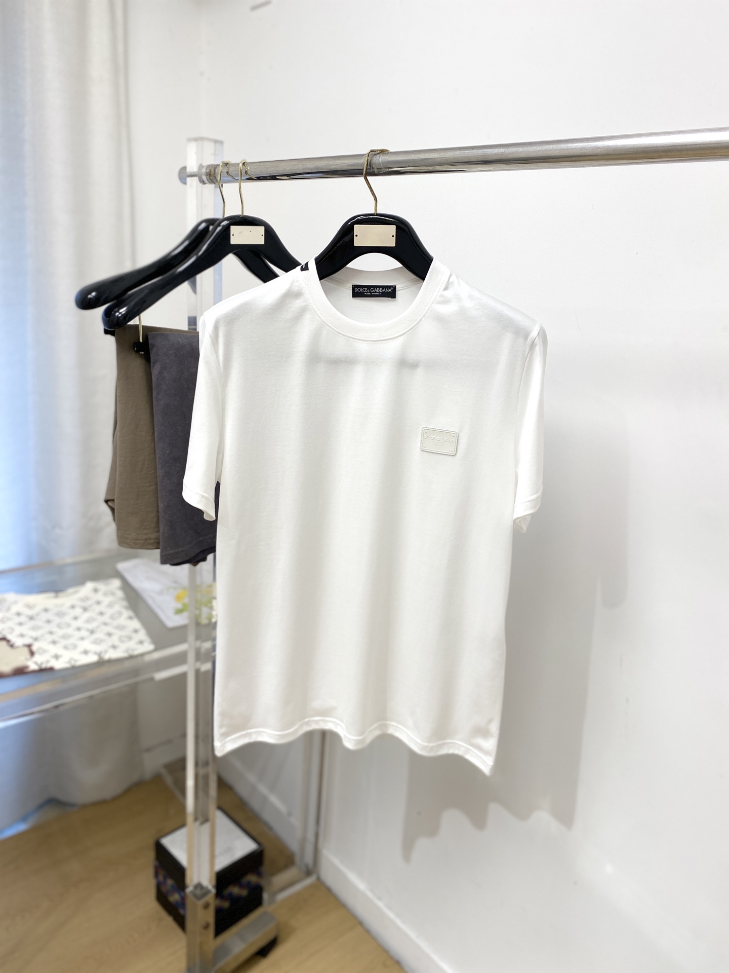 NO:837678,DG, 2026 new short-sleeved T-shirt, handsome and fashionable, embroidered hardware on the chest decorated with letter logo, simple and versatile. The fabric cotton is not only crisp and maintains the trendy silhouette, but also comfortable to wear, and the yarn is more delicate. The size is S-XXL,, T-shirt, tees, t-shirt,19860909DG、2026新品短袖T恤,帅气时尚,胸前刺绣五金装饰字母logo,简约百搭款.面料棉 不仅挺括,保持潮流的廓形,又穿着舒适,纱织更细腻,码数S-XXL,,T-shirt,tees，t-shirt,,Men's clothing