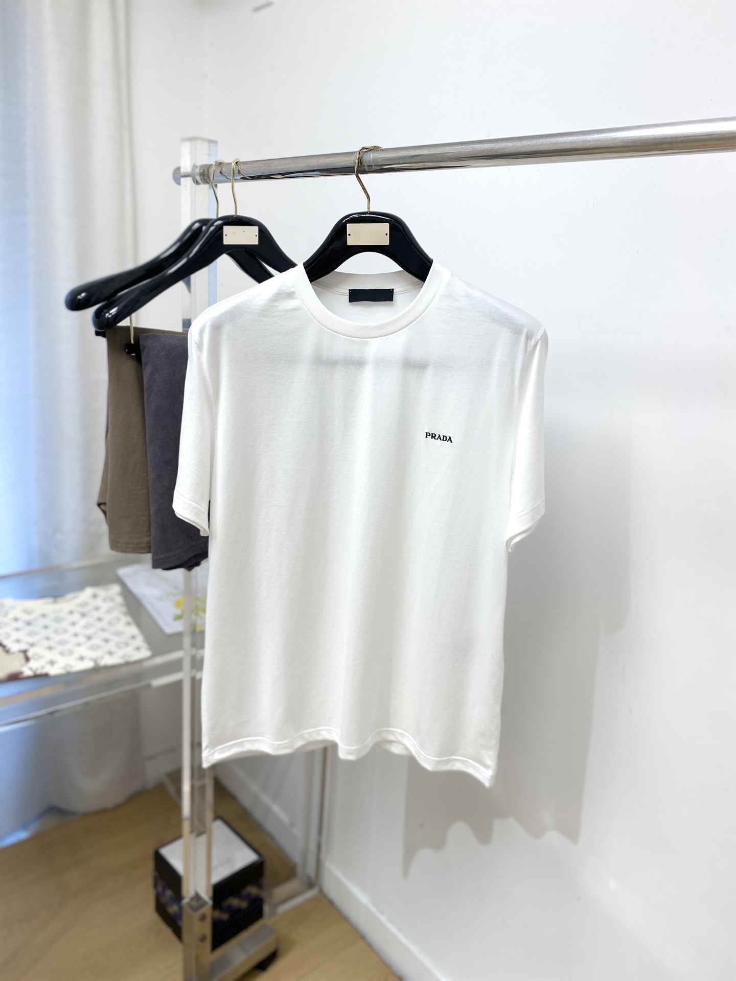 NO:837683,Prada, 2026 new short-sleeved T-shirt, handsome and fashionable, with exquisite embroidered letter logo on the chest, simple and versatile. The fabric cotton is not only crisp and maintains the trendy silhouette, but also comfortable to wear, and the yarn is more delicate. Size S-XXL, prada, T-shirt, tees, t-shirt,19860909普拉达、2026新品短袖T恤,帅气时尚,胸前精致刺绣字母logo,简约百搭款.面料棉 不仅挺括,保持潮流的廓形,又穿着舒适,纱织更细腻,码数S-XXL,,prada,T-shirt,tees，t-shirt,,Men's clothing