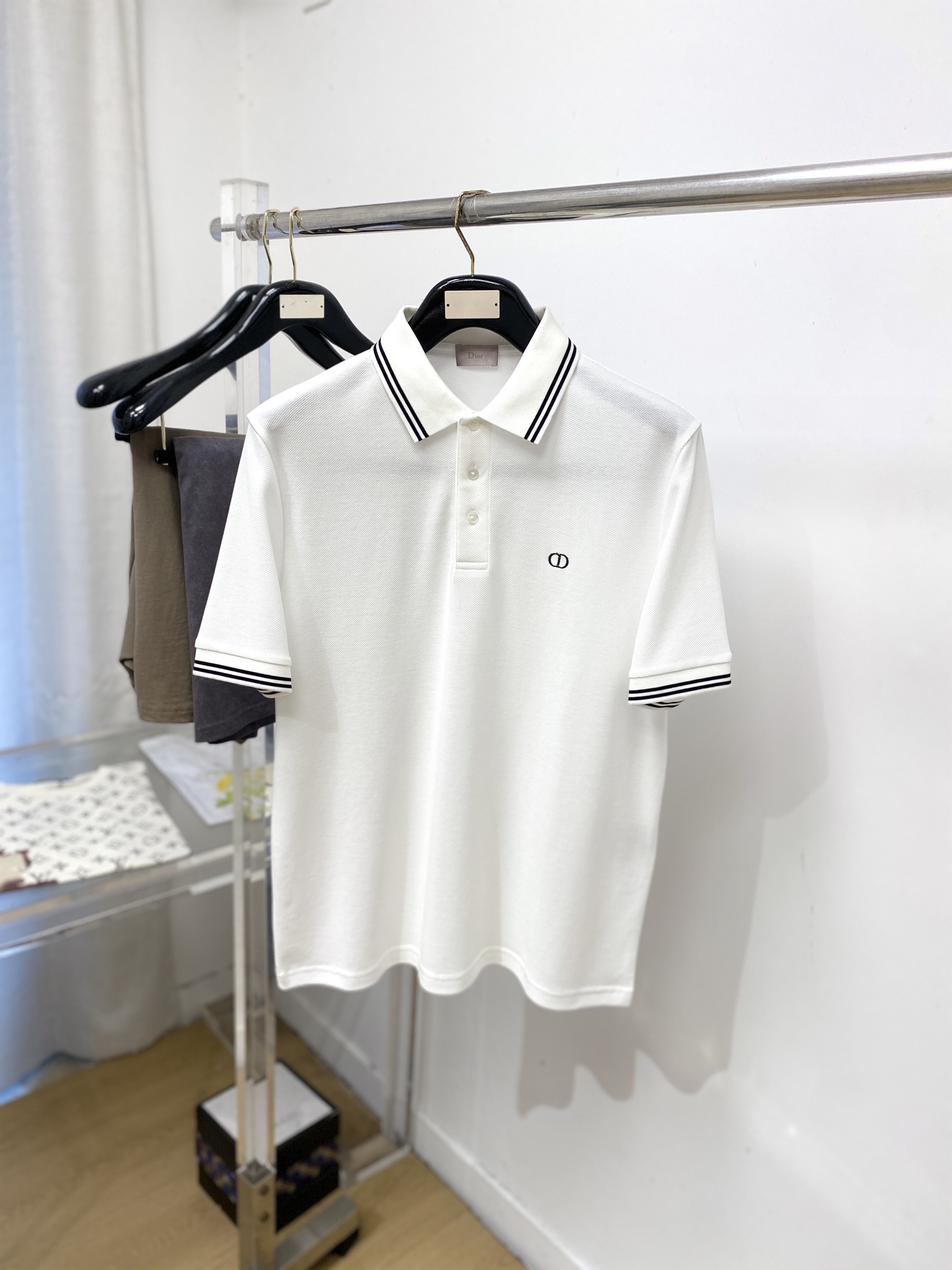 NO:837688,Dior, 2026 new short-sleeved T-shirt, handsome and fashionable, with exquisite embroidered letter logo on the chest, simple and versatile. The fabric cotton is not only crisp and maintains the trendy silhouette, but also comfortable to wear, and the yarn is more delicate. Size S-XXL, dior, T-shirt, tees, t-shirt,19860909迪奥、2026新品短袖T恤,帅气时尚,胸前精致刺绣字母logo,简约百搭款.面料棉 不仅挺括,保持潮流的廓形,又穿着舒适,纱织更细腻,码数S-XXL,,dior,T-shirt,tees，t-shirt,,Men's clothing