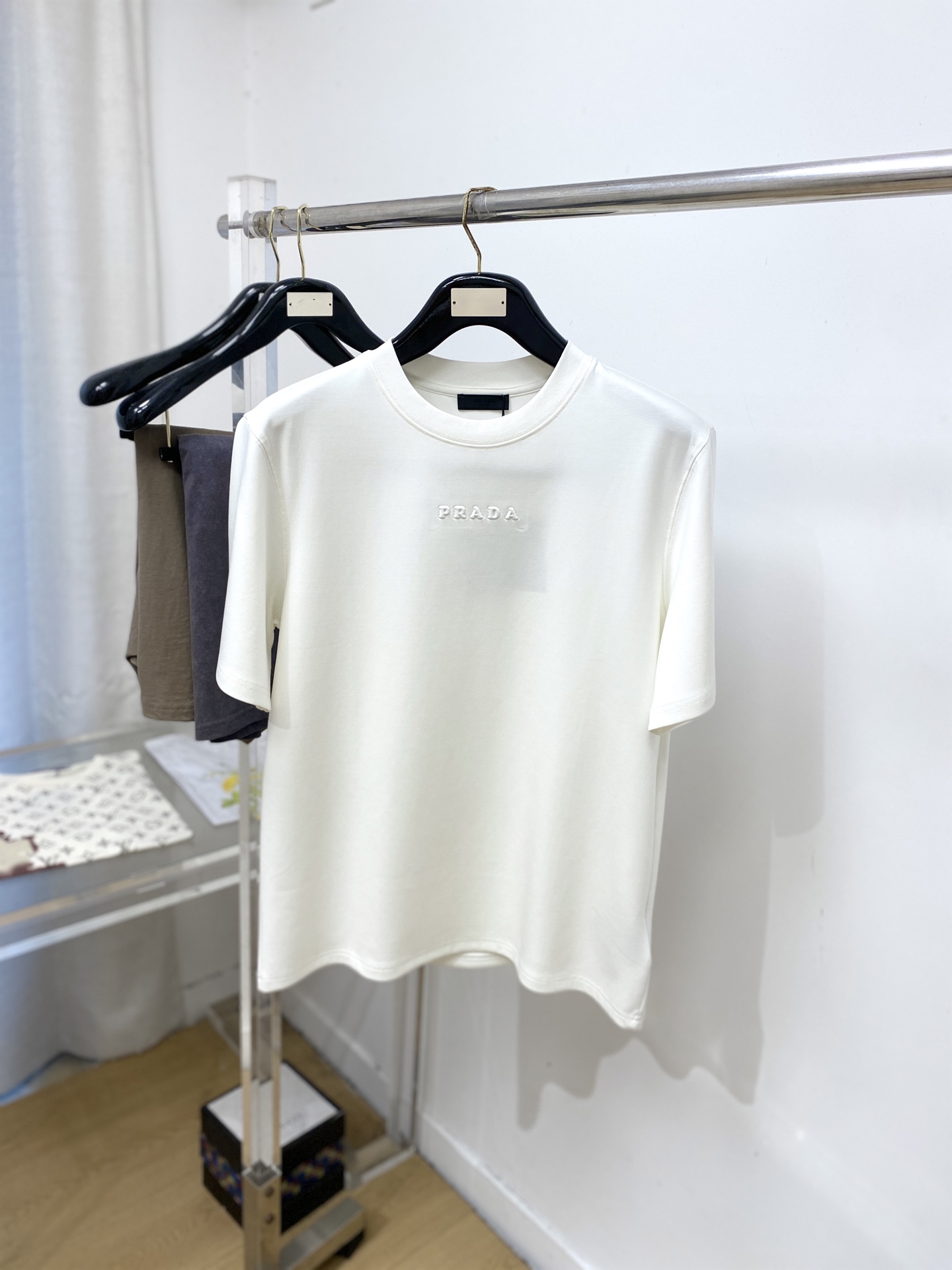 NO:837693,Prada, 2026 new short-sleeved T-shirt, handsome and fashionable, with embossed letter logo on the chest, simple and versatile. The cotton fabric is not only crisp and maintains the trendy silhouette, but also comfortable to wear, and the yarn is more delicate. Size M-2XL,, prada, T-shirt, tees, t-shirt,19860909普拉达、2026新品短袖T恤,帅气时尚,胸口设计凹凸字母logo,简约百搭款.面料棉 不仅挺括,保持潮流的廓形,又穿着舒适,纱织更细腻,码数M-2XL,,prada,T-shirt,tees，t-shirt,,Men's clothing