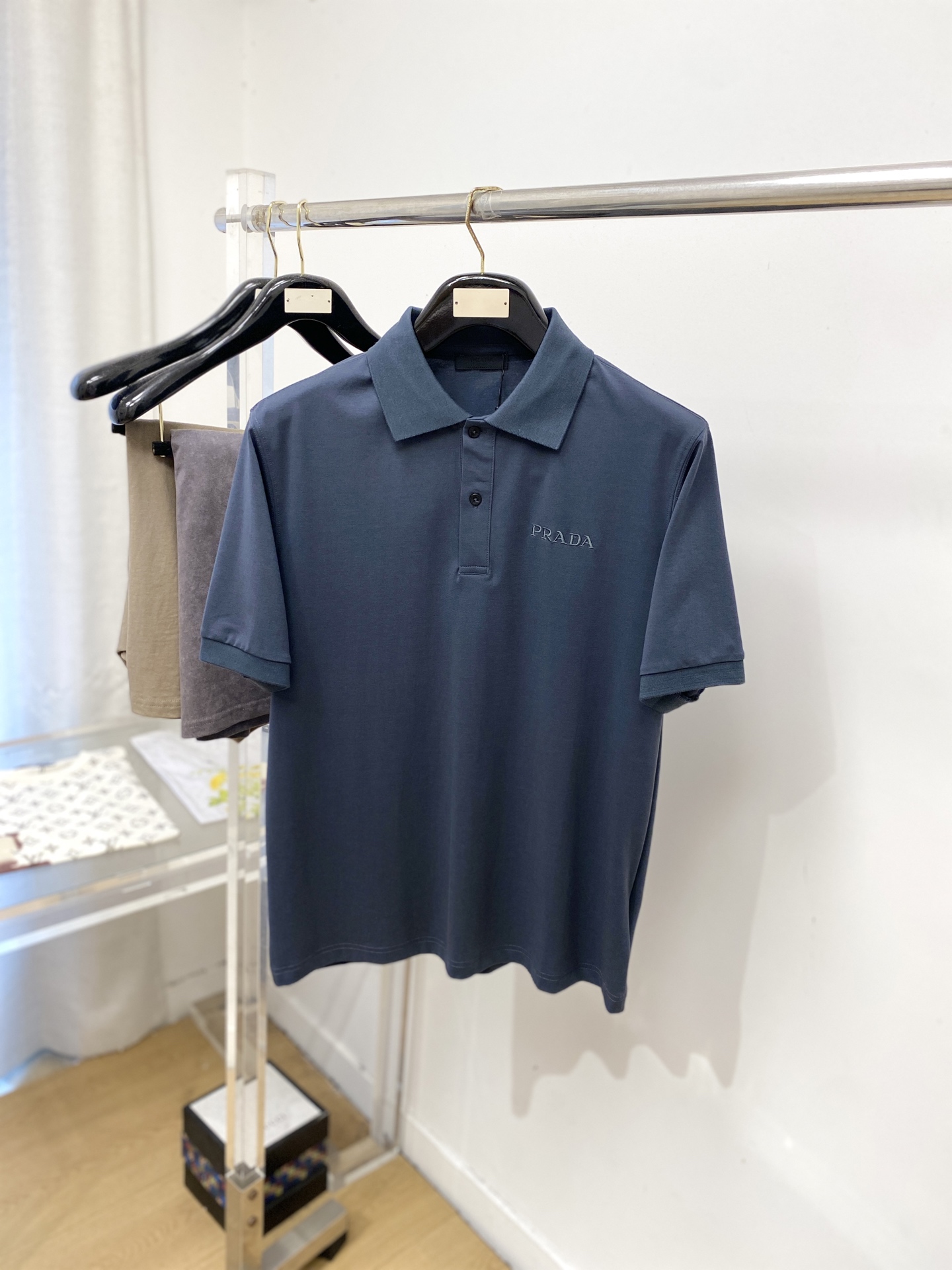 NO:837701,Prada, 2026 new short-sleeved T-shirt, handsome and fashionable, with exquisite embroidered letter logo on the chest, simple and versatile. The fabric cotton is not only crisp and maintains the trendy silhouette, but also comfortable to wear, and the yarn is more delicate. Size M-2XL, prada, T-shirt, tees, t-shirt,19860909普拉达、2026新品短袖T恤,帅气时尚,胸前精致刺绣字母logo,简约百搭款.面料棉 不仅挺括,保持潮流的廓形,又穿着舒适,纱织更细腻,码数M-2XL,,prada,T-shirt,tees，t-shirt,,Men's clothing