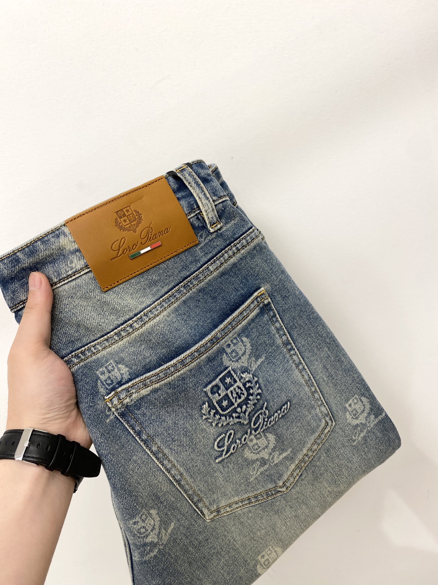 NO:837713,LP, 2026 latest products, available at the counter at the same time, original goods, washed casual jeans, imported original washed stretch fabric, comfortable and elastic, original hardware accessories decorated with logo, super correct version, extremely high grade, counter quality, fashionable and stylish upper body, code number 29-38,, loro piana, jeans,19860909LP、 2026最新品,专柜同步有售,原单狠货,水洗休闲牛仔裤,进口原版水洗弹力面料,舒适有弹性,原版五金辅料装饰logo,版型超正,档次极高,专柜品质,上身时尚有型,码数29-38,,loro piana,jeans,,Men's clothing