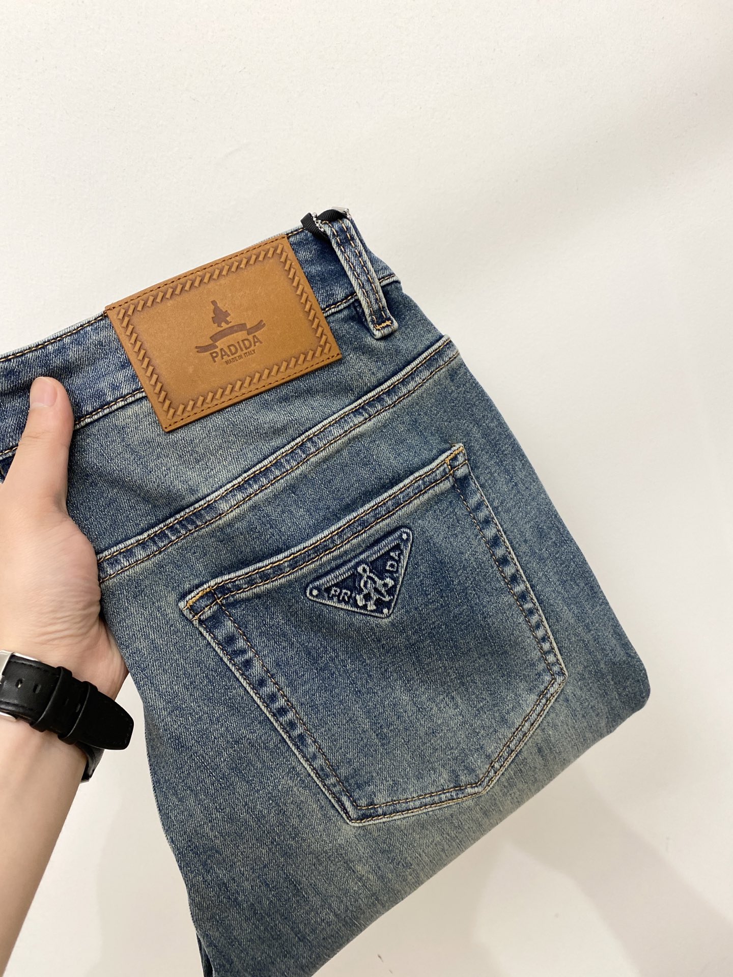 NO:837679,Prada, 2026 latest products, available at counters at the same time, original goods, washed casual jeans, imported original washed stretch fabrics, comfortable and elastic, original hardware accessories decorated with logo, super correct version, extremely high grade, counter quality, fashionable and stylish upper body, code number 29-38,, prada,jeans,19860909普拉达、 2026最新品,专柜同步有售,原单狠货,水洗休闲牛仔裤,进口原版水洗弹力面料,舒适有弹性,原版五金辅料装饰logo,版型超正,档次极高,专柜品质,上身时尚有型,码数29-38,,prada,jeans,,Men's clothing
