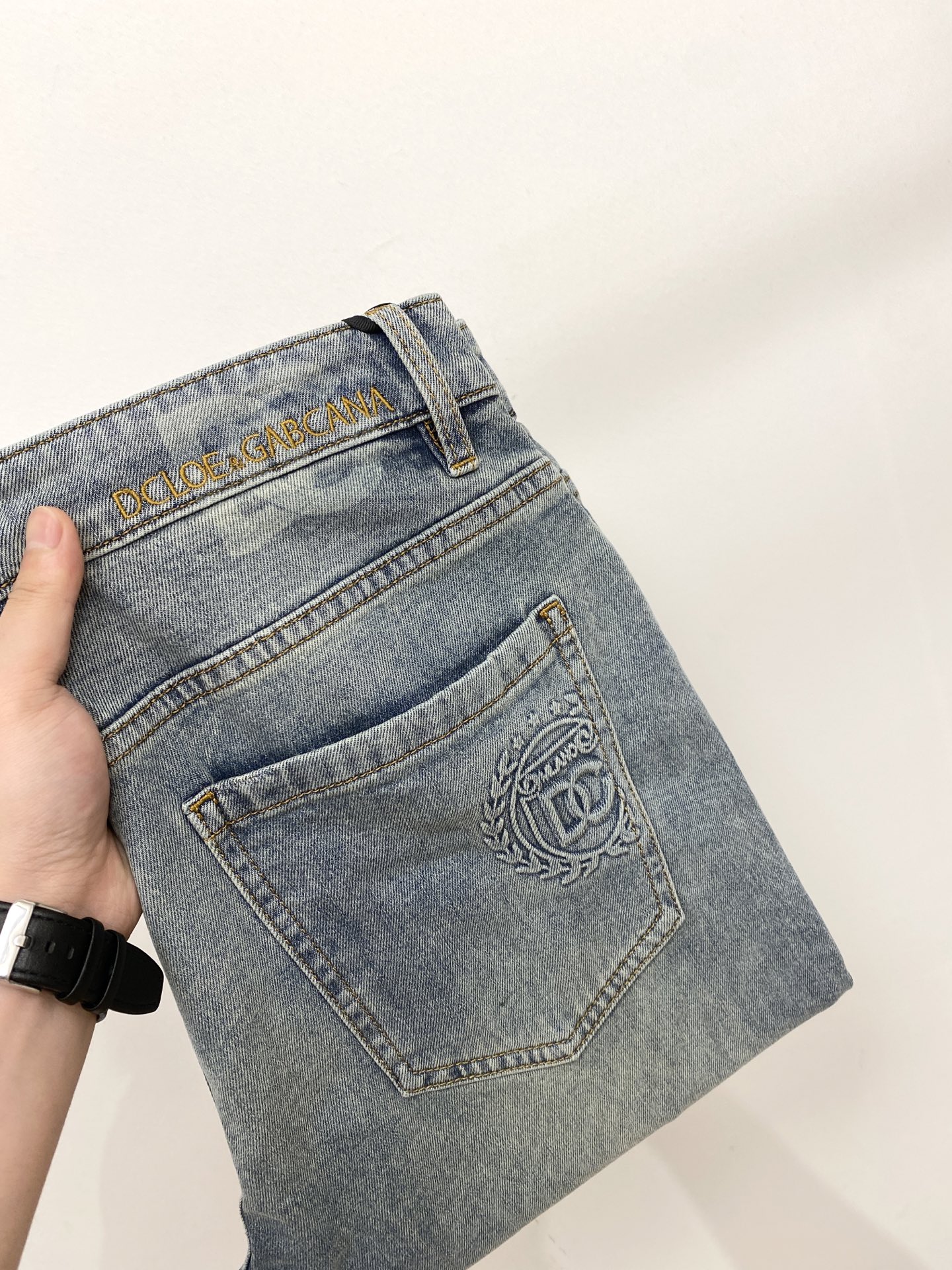 NO:837689,DG, 2026 latest products, available at counters at the same time, original goods, washed casual jeans, imported original washed stretch fabrics, comfortable and elastic, original hardware accessories decorated with logo, super correct version, extremely high grade, counter quality, fashionable and stylish upper body, code number 29-38,,jeans,19860909DG、 2026最新品,专柜同步有售,原单狠货,水洗休闲牛仔裤,进口原版水洗弹力面料,舒适有弹性,原版五金辅料装饰logo,版型超正,档次极高,专柜品质,上身时尚有型,码数29-38,,jeans,,Men's clothing
