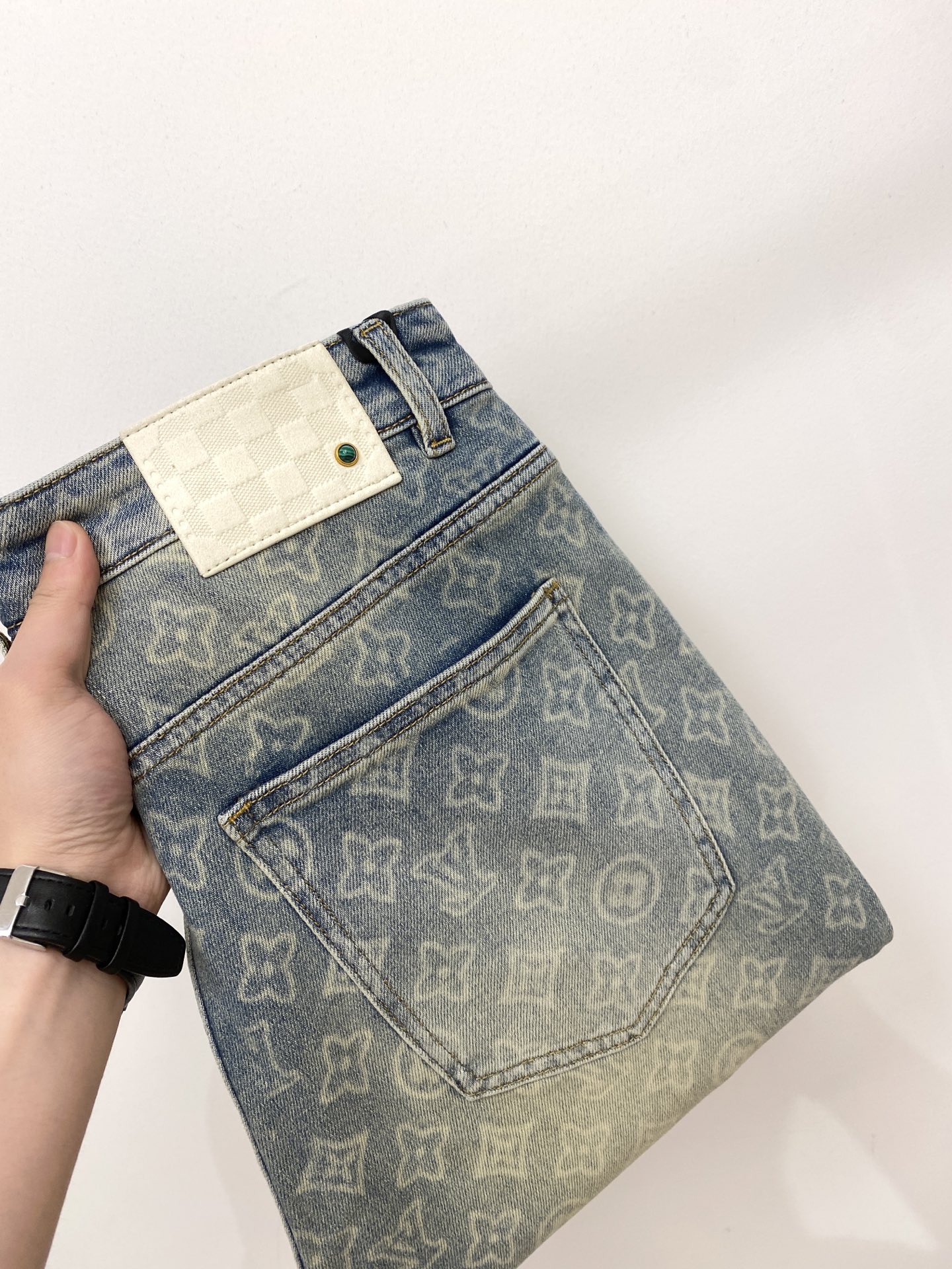NO:837694,LV, 2026 latest products, available at the counter simultaneously, original goods, washed casual jeans, imported original washed stretch fabric, comfortable and elastic, original hardware accessories decorated with logo, super correct version, extremely high grade, counter quality, fashionable and stylish upper body, code number 29-38,, louis vuitton, jeans,19860909LV、 2026最新品,专柜同步有售,原单狠货,水洗休闲牛仔裤,进口原版水洗弹力面料,舒适有弹性,原版五金辅料装饰logo,版型超正,档次极高,专柜品质,上身时尚有型,码数29-38,,louis vuitton,jeans,,Men's clothing