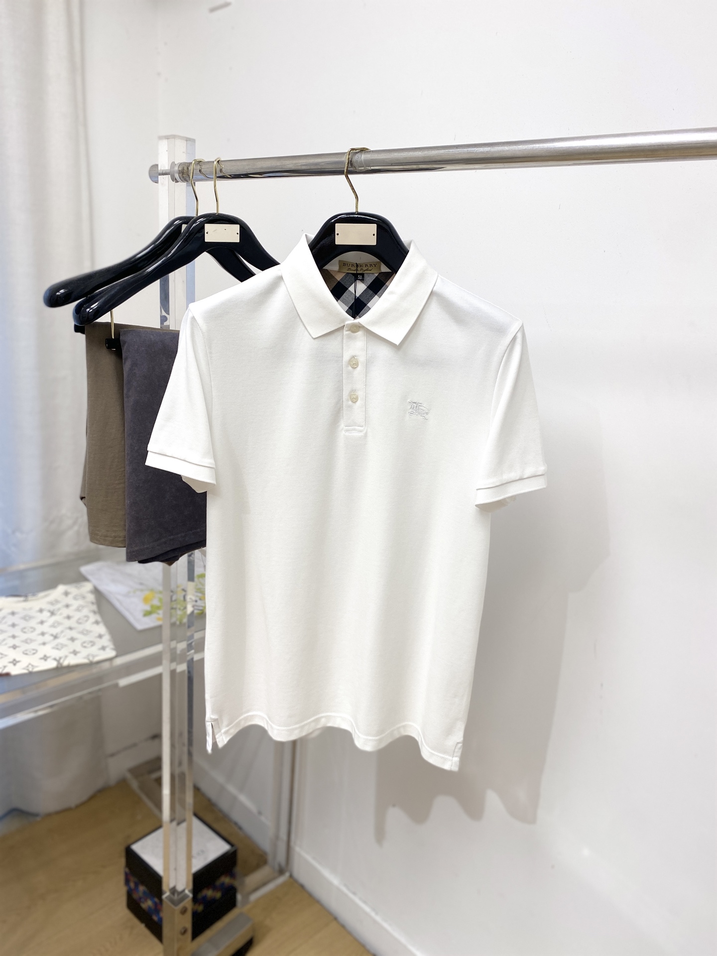 NO:837697,Burberry, 2026 new short-sleeved T-shirt, handsome and fashionable, with exquisite embroidered logo on the chest, simple and versatile. The fabric cotton is not only crisp and maintains the trendy silhouette, but also comfortable to wear, and the yarn is more delicate. Size M-3XL, burberry, T-shirt, tees, t-shirt,19860909巴宝莉、2026新品短袖T恤,帅气时尚,胸前精致刺绣图案logo,简约百搭款.面料棉 不仅挺括,保持潮流的廓形,又穿着舒适,纱织更细腻,码数M-3XL,,burberry,T-shirt,tees，t-shirt,,Men's clothing