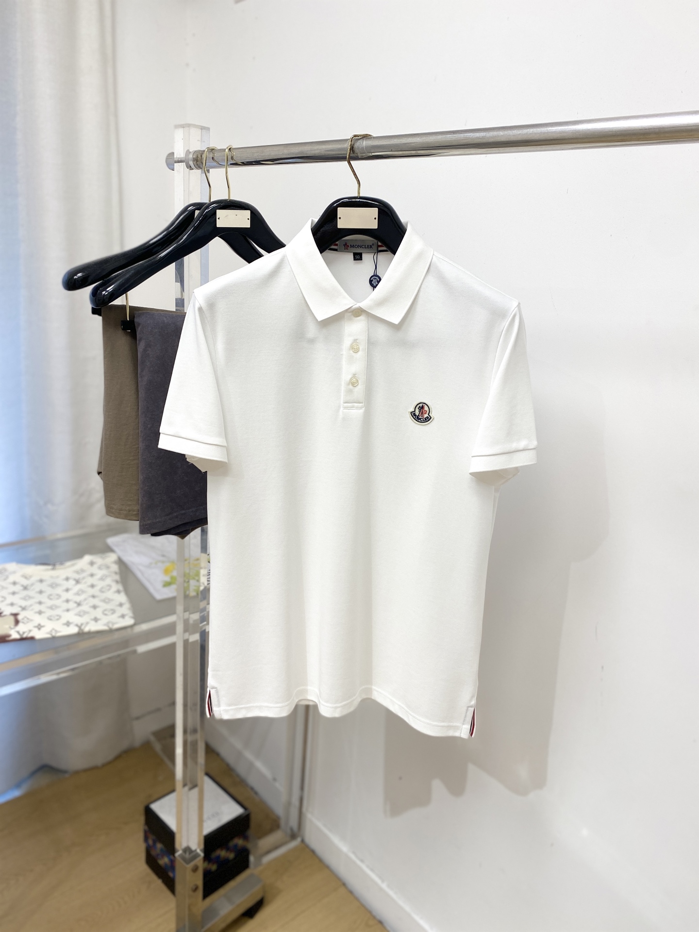 NO:837702,Meng Mouth, 2026 new short-sleeved T-shirt, handsome and fashionable, with logo embroidered on the chest, simple and versatile. The fabric cotton is not only crisp and maintains the trendy silhouette, but also comfortable to wear, and the yarn is more delicate. Size M-3XL, Moncler, T-shirt, tees, t-shirt,19860909蒙口、2026新品短袖T恤,帅气时尚,胸前刺绣装饰图案logo,简约百搭款.面料棉 不仅挺括,保持潮流的廓形,又穿着舒适,纱织更细腻,码数M-3XL,,Moncler,T-shirt,tees，t-shirt,,Men's clothing