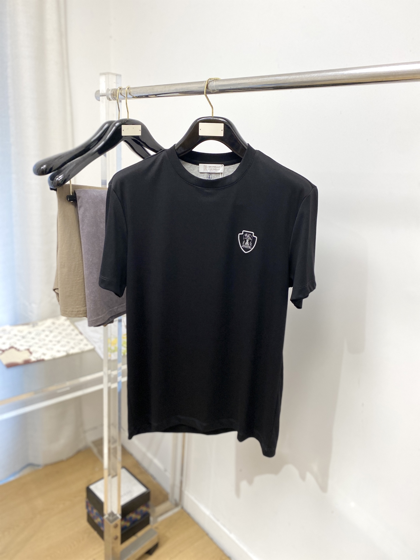 NO:839744,Brunello Cucinelli, 2026 new short-sleeved T-shirt, handsome and fashionable, with exquisite embroidered logo on the chest, simple and versatile. The fabric cotton is not only crisp and maintains the trendy silhouette, but also comfortable to wear, and the yarn is more delicate. Size M-3XL,, brunello cucinelli, T-shirt, tees, t-shirt,19860909Brunello Cucinelli、2026新品短袖T恤,帅气时尚,胸前精致刺绣图案logo,简约百搭款.面料棉 不仅挺括,保持潮流的廓形,又穿着舒适,纱织更细腻,码数M-3XL,,brunello cucinelli,T-shirt,tees，t-shirt,,Men's clothing