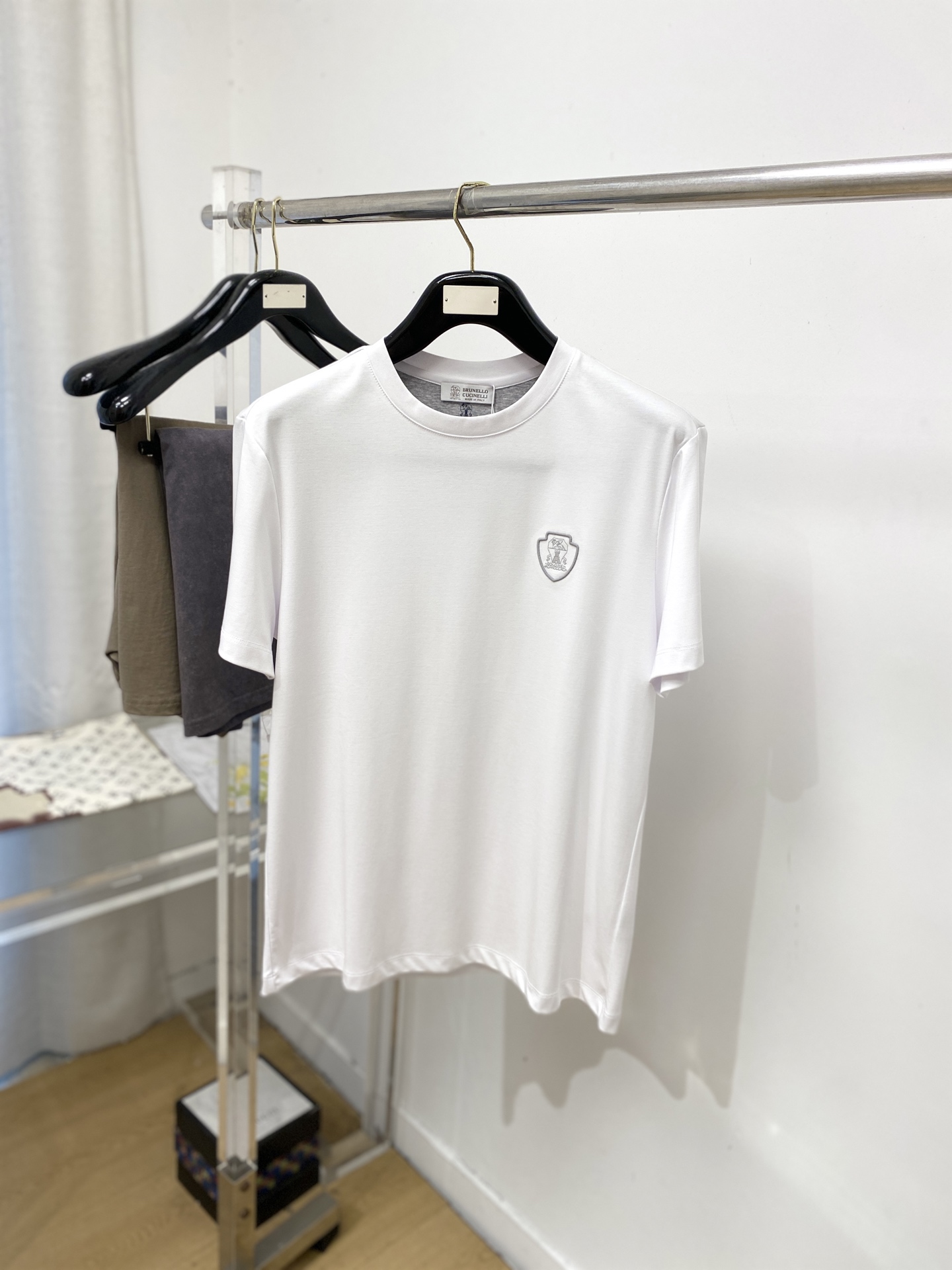 NO:839749,Brunello Cucinelli, 2026 new short-sleeved T-shirt, handsome and fashionable, with exquisite embroidered logo on the chest, simple and versatile. The fabric cotton is not only crisp and maintains the trendy silhouette, but also comfortable to wear, and the yarn is more delicate. Size M-3XL,, brunello cucinelli, T-shirt, tees, t-shirt,19860909Brunello Cucinelli、2026新品短袖T恤,帅气时尚,胸前精致刺绣图案logo,简约百搭款.面料棉 不仅挺括,保持潮流的廓形,又穿着舒适,纱织更细腻,码数M-3XL,,brunello cucinelli,T-shirt,tees，t-shirt,,Men's clothing