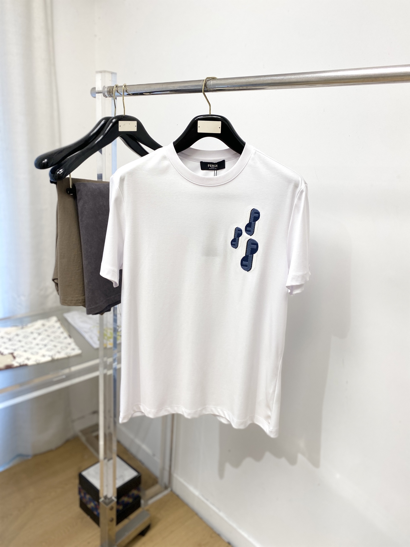 NO:839759,Fendi, 2026 new short-sleeved T-shirt, handsome and fashionable, with exquisite embroidered letter logo on the chest, simple and versatile. The fabric cotton is not only crisp and maintains the trendy silhouette, but also comfortable to wear, and the yarn is more delicate. Size M-3XL,,fendi,T-shirt,tees,t-shirt,19860909芬迪、2026新品短袖T恤,帅气时尚,胸前精致刺绣字母logo,简约百搭款.面料棉 不仅挺括,保持潮流的廓形,又穿着舒适,纱织更细腻,码数M-3XL,,fendi,T-shirt,tees，t-shirt,,Men's clothing