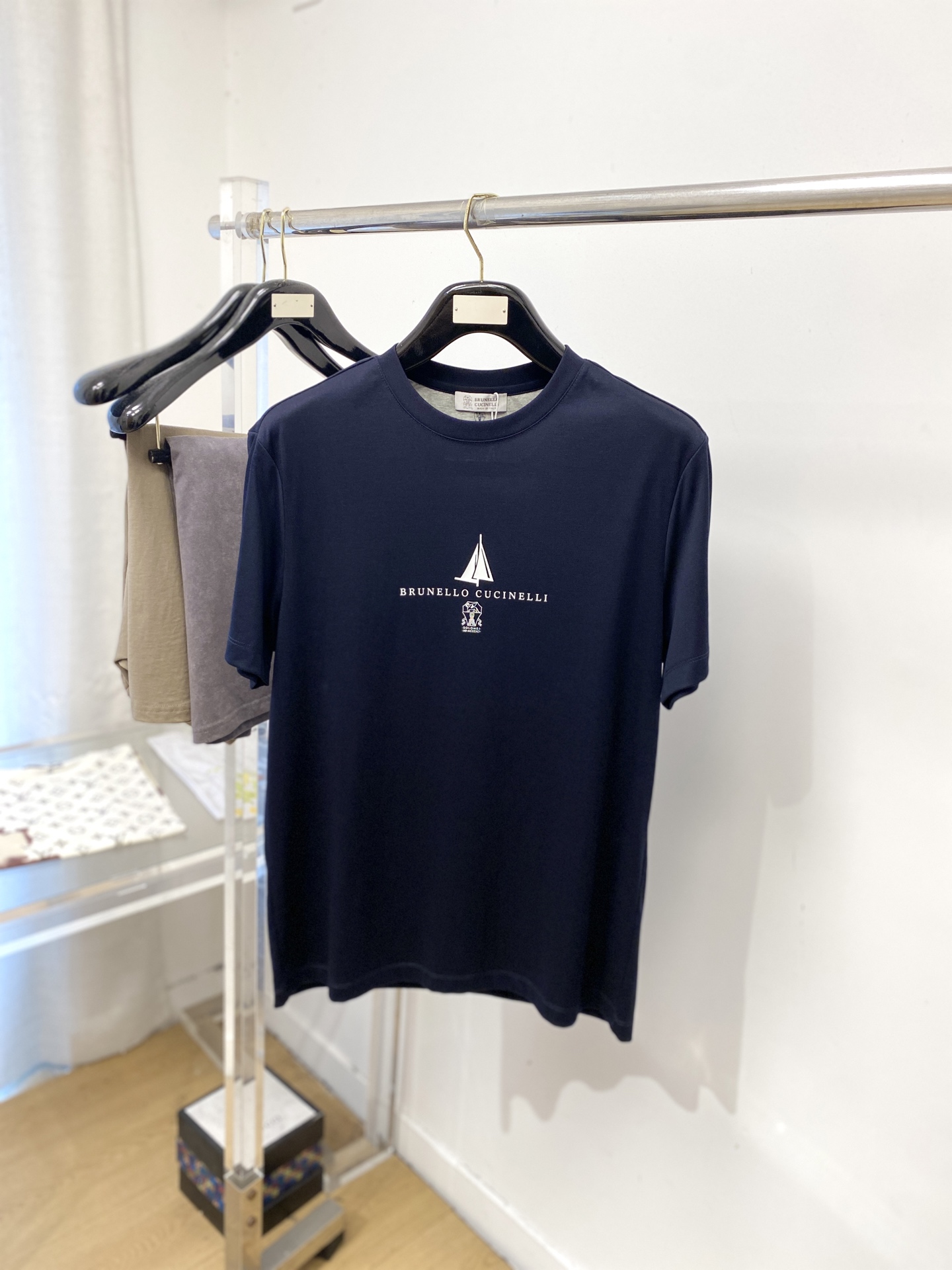 NO:839765,Brunello Cucinelli, 2026 new short-sleeved T-shirt, handsome and fashionable, top-notch printed letter pattern logo on the chest, simple and versatile. The fabric cotton is not only crisp and maintains the trendy silhouette, but also comfortable to wear, and the yarn is more delicate. Size M-3XL,, brunello cucinelli, T-shirt, tees, t-shirt,19860909Brunello Cucinelli、2026新品短袖T恤,帅气时尚,胸前顶级印花字母图案logo,简约百搭款.面料棉 不仅挺括,保持潮流的廓形,又穿着舒适,纱织更细腻,码数M-3XL,,brunello cucinelli,T-shirt,tees，t-shirt,,Men's clothing