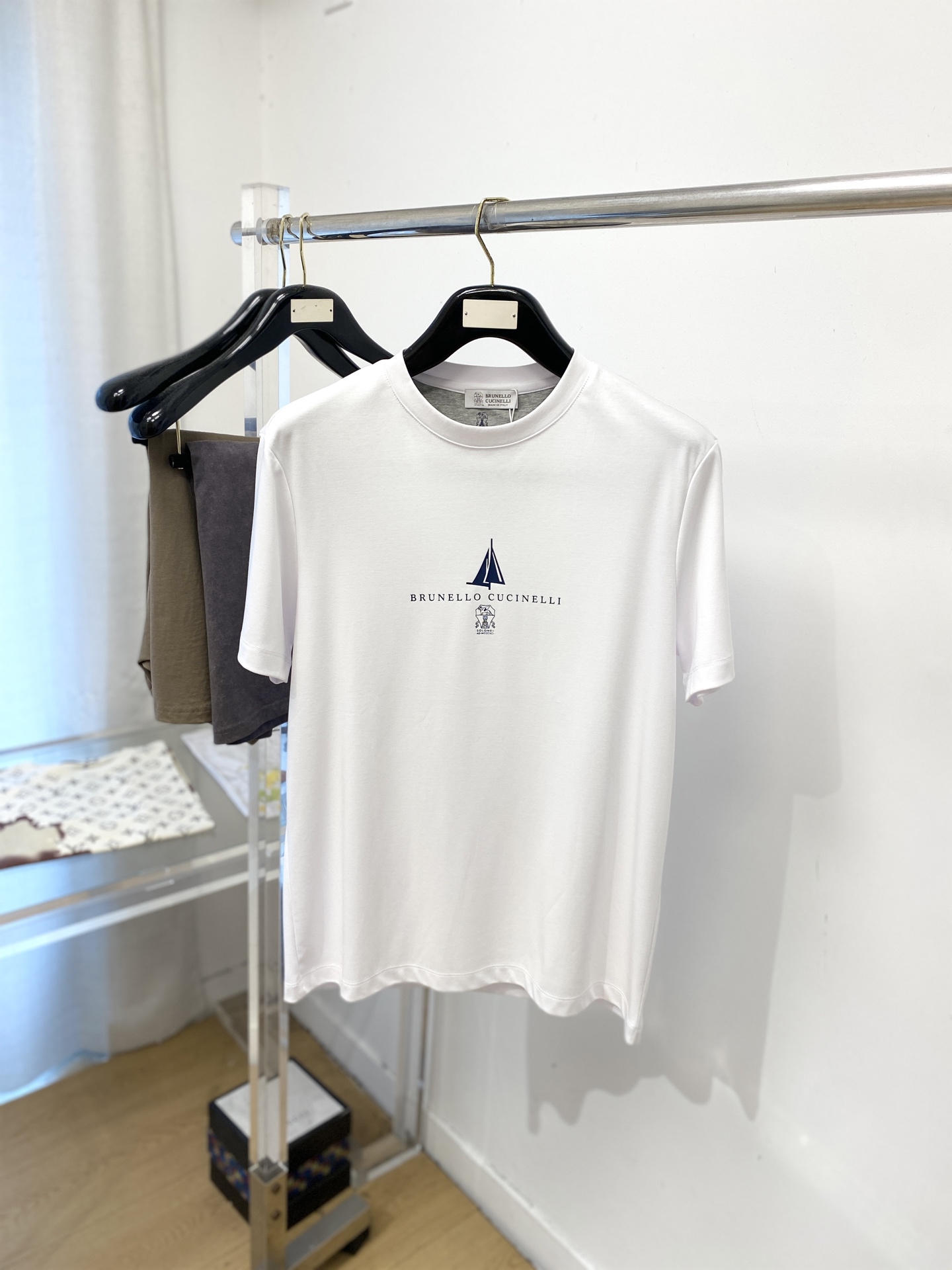 NO:839770,Brunello Cucinelli, 2026 new short-sleeved T-shirt, handsome and fashionable, top-notch printed letter pattern logo on the chest, simple and versatile. The fabric cotton is not only crisp and maintains the trendy silhouette, but also comfortable to wear, and the yarn is more delicate. Size M-3XL,, brunello cucinelli, T-shirt, tees, t-shirt,19860909Brunello Cucinelli、2026新品短袖T恤,帅气时尚,胸前顶级印花字母图案logo,简约百搭款.面料棉 不仅挺括,保持潮流的廓形,又穿着舒适,纱织更细腻,码数M-3XL,,brunello cucinelli,T-shirt,tees，t-shirt,,Men's clothing