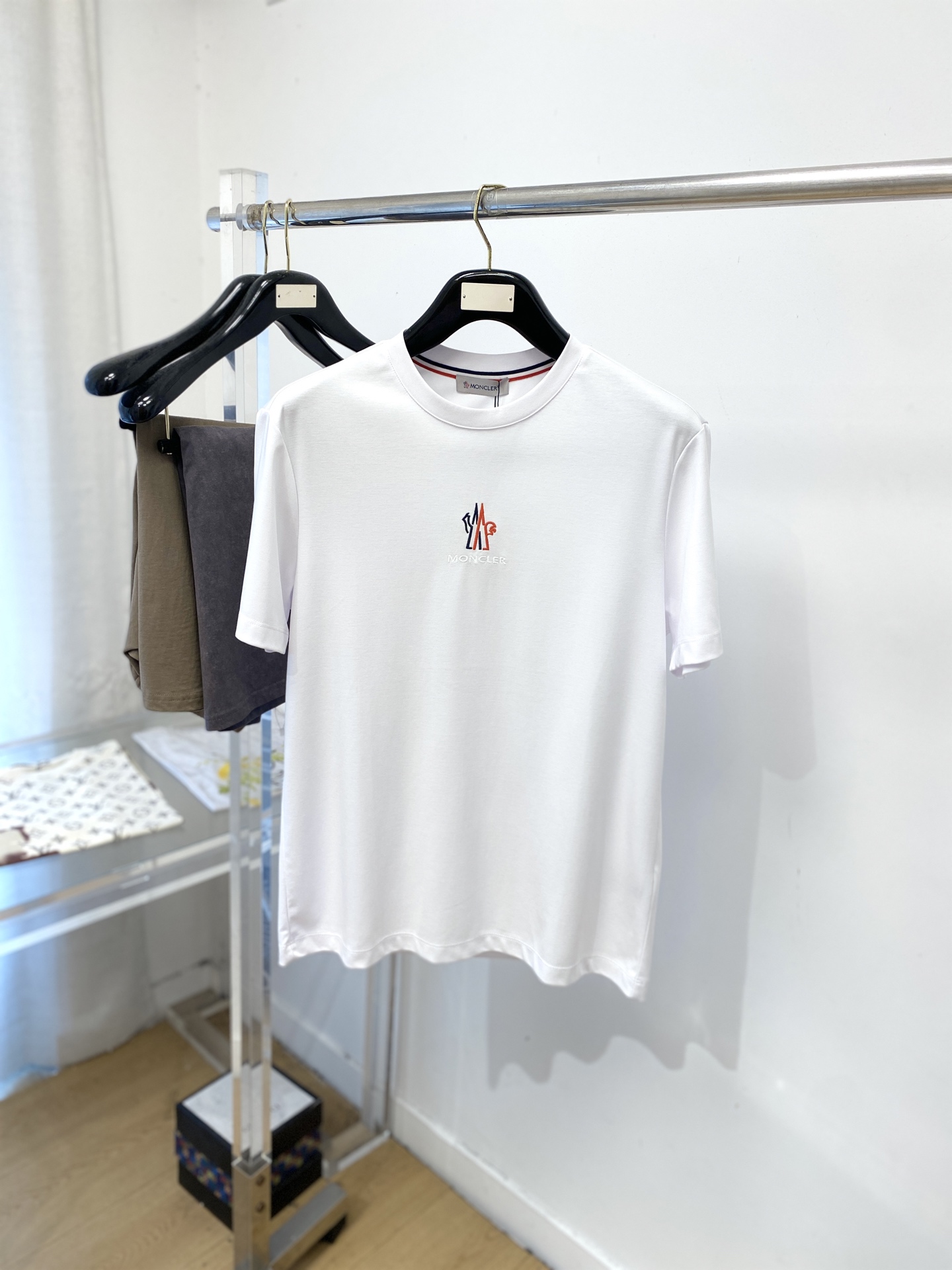 NO:839775,Covered mouth, 2026 new short-sleeved T-shirt, handsome and fashionable, with exquisite embroidered letter pattern logo on the chest, simple and versatile. The fabric cotton is not only crisp and maintains the trendy silhouette, but also comfortable to wear, and the yarn is more delicate. Size M-3XL, Moncler, T-shirt, tees, t-shirt,19860909蒙口、2026新品短袖T恤,帅气时尚,胸前精致刺绣字母图案logo,简约百搭款.面料棉 不仅挺括,保持潮流的廓形,又穿着舒适,纱织更细腻,码数M-3XL,,Moncler,T-shirt,tees，t-shirt,,Men's clothing