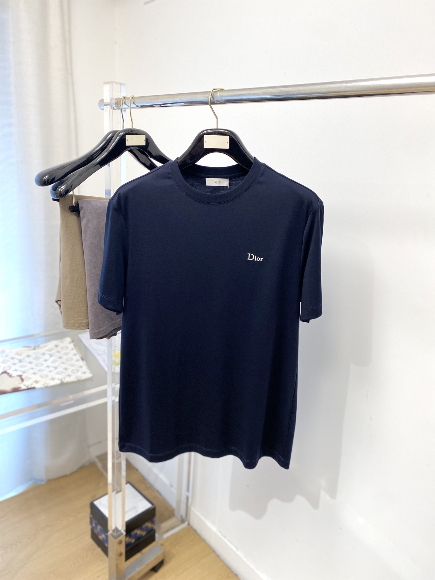 NO:839780,Dior, 2026 new short-sleeved T-shirt, handsome and fashionable, with exquisite embroidered letter logo on the chest, simple and versatile. The fabric cotton is not only crisp and maintains the trendy silhouette, but also comfortable to wear, and the yarn is more delicate. Size M-3XL, dior, T-shirt, tees, t-shirt,19860909迪奥、2026新品短袖T恤,帅气时尚,胸前精致刺绣字母logo,简约百搭款.面料棉 不仅挺括,保持潮流的廓形,又穿着舒适,纱织更细腻,码数M-3XL,,dior,T-shirt,tees，t-shirt,,Men's clothing