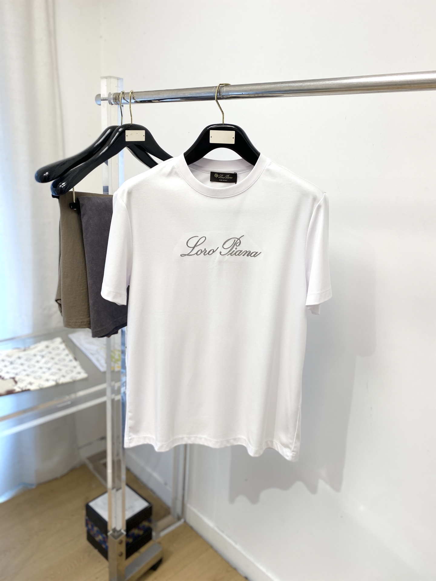 NO:839786,LP, 2026 new short-sleeved T-shirt, handsome and fashionable, with exquisite embroidered letter logo on the chest, simple and versatile. The fabric cotton is not only crisp and maintains the trendy silhouette, but also comfortable to wear, and the yarn is more delicate. Size M-3XL, loro piana, T-shirt, tees, t-shirt,19860909LP、2026新品短袖T恤,帅气时尚,胸前精致刺绣字母logo,简约百搭款.面料棉 不仅挺括,保持潮流的廓形,又穿着舒适,纱织更细腻,码数M-3XL,,loro piana,T-shirt,tees，t-shirt,,Men's clothing