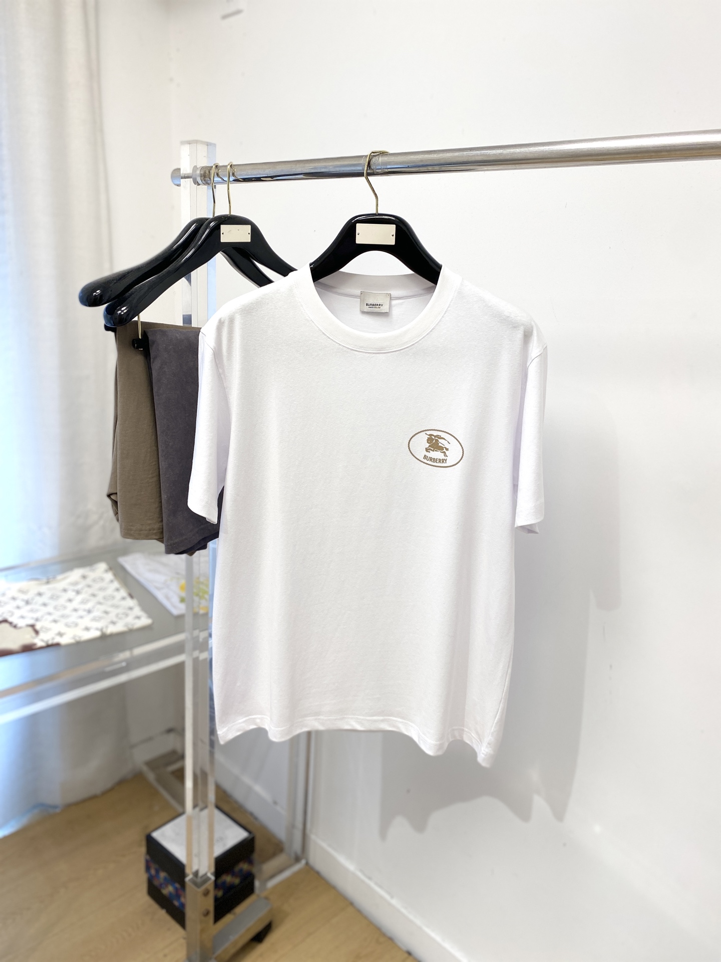 NO:839791,Burberry, 2026 new short-sleeved T-shirt, handsome and fashionable, top-notch printed letter logo on the chest, simple and versatile. The fabric cotton is not only crisp and maintains the trendy silhouette, but also comfortable to wear, and the yarn is more delicate. Size M-3XL,, burberry, T-shirt, tees, t-shirt,19860909巴宝莉、2026新品短袖T恤,帅气时尚,胸前顶级印胶图案字母logo,简约百搭款.面料棉 不仅挺括,保持潮流的廓形,又穿着舒适,纱织更细腻,码数M-3XL,,burberry,T-shirt,tees，t-shirt,,Men's clothing