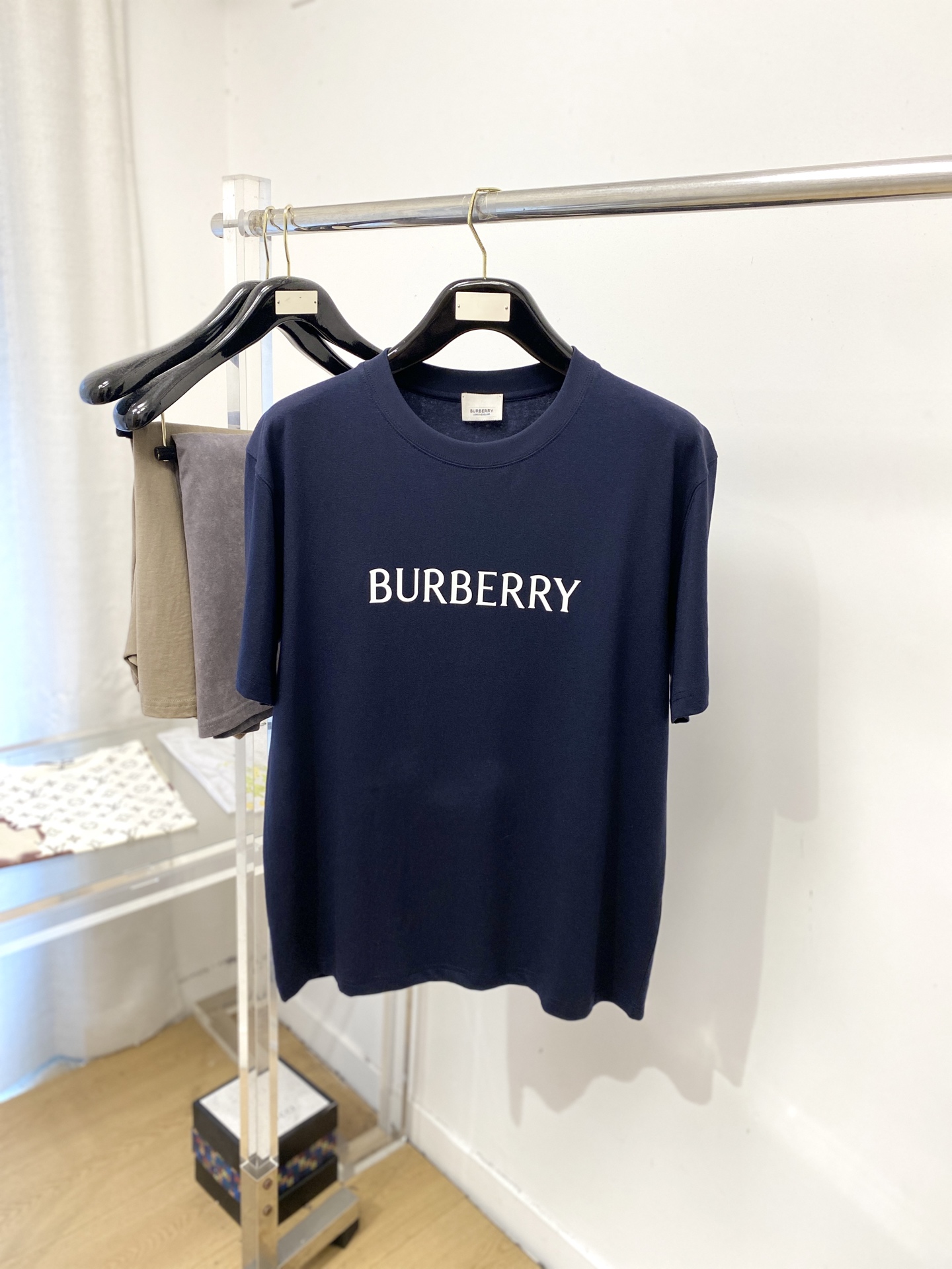 NO:839801,Burberry, 2026 new short-sleeved T-shirt, handsome and fashionable, top-notch printed letter logo on the chest, simple and versatile. The fabric cotton is not only crisp and maintains the trendy silhouette, but also comfortable to wear, and the yarn is more delicate. The size is M-3XL,, burberry, T-shirt, tees, t-shirt,19860909巴宝莉、2026新品短袖T恤,帅气时尚,胸前顶级印花字母logo,简约百搭款.面料棉 不仅挺括,保持潮流的廓形,又穿着舒适,纱织更细腻,码数M-3XL,,burberry,T-shirt,tees，t-shirt,,Men's clothing