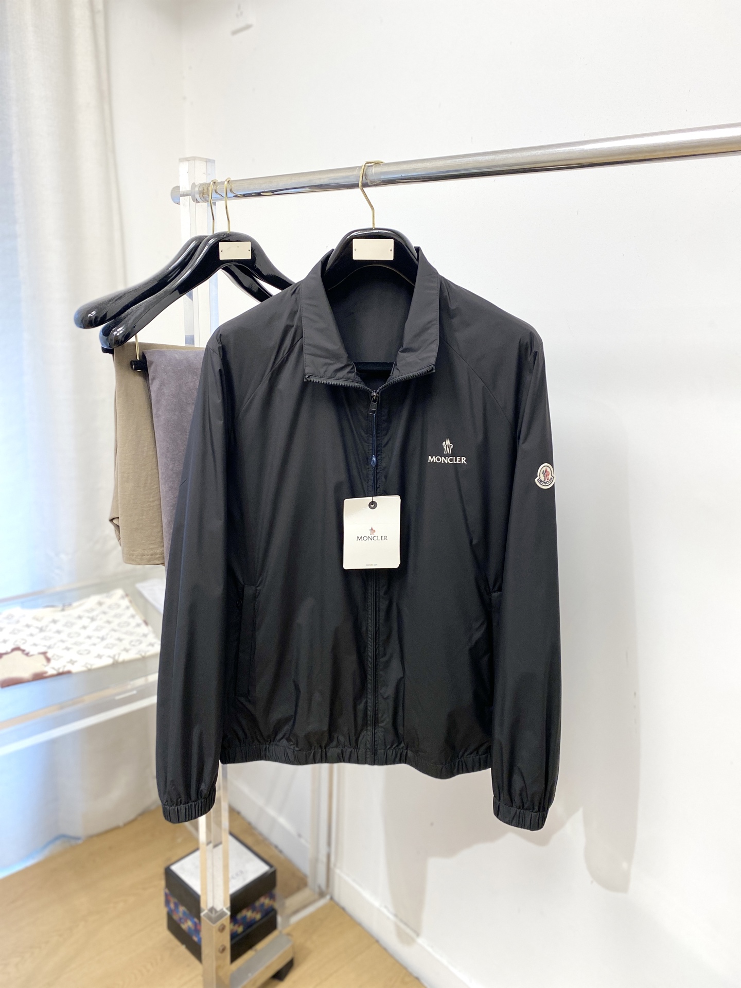 NO:839717,Moncler, 2026 new jacket, fashionable and handsome, simple and versatile, top-notch printed letter logo on the chest, customized original fabric, not only stiff and maintain the trendy silhouette, but also comfortable to wear, the yarn is more delicate, size M-3XL,,Moncler,jackets & coats,jackets & coats,19860909蒙口、2026新品夹克外套,时尚帅气,简约百搭款,胸前顶级印胶图案字母logo,定制原版面料,不仅挺括,保持潮流的廓形,又穿着舒适,纱织更细腻,码数M-3XL,,Moncler,jackets & coats,jackets & coats,,Men's clothing