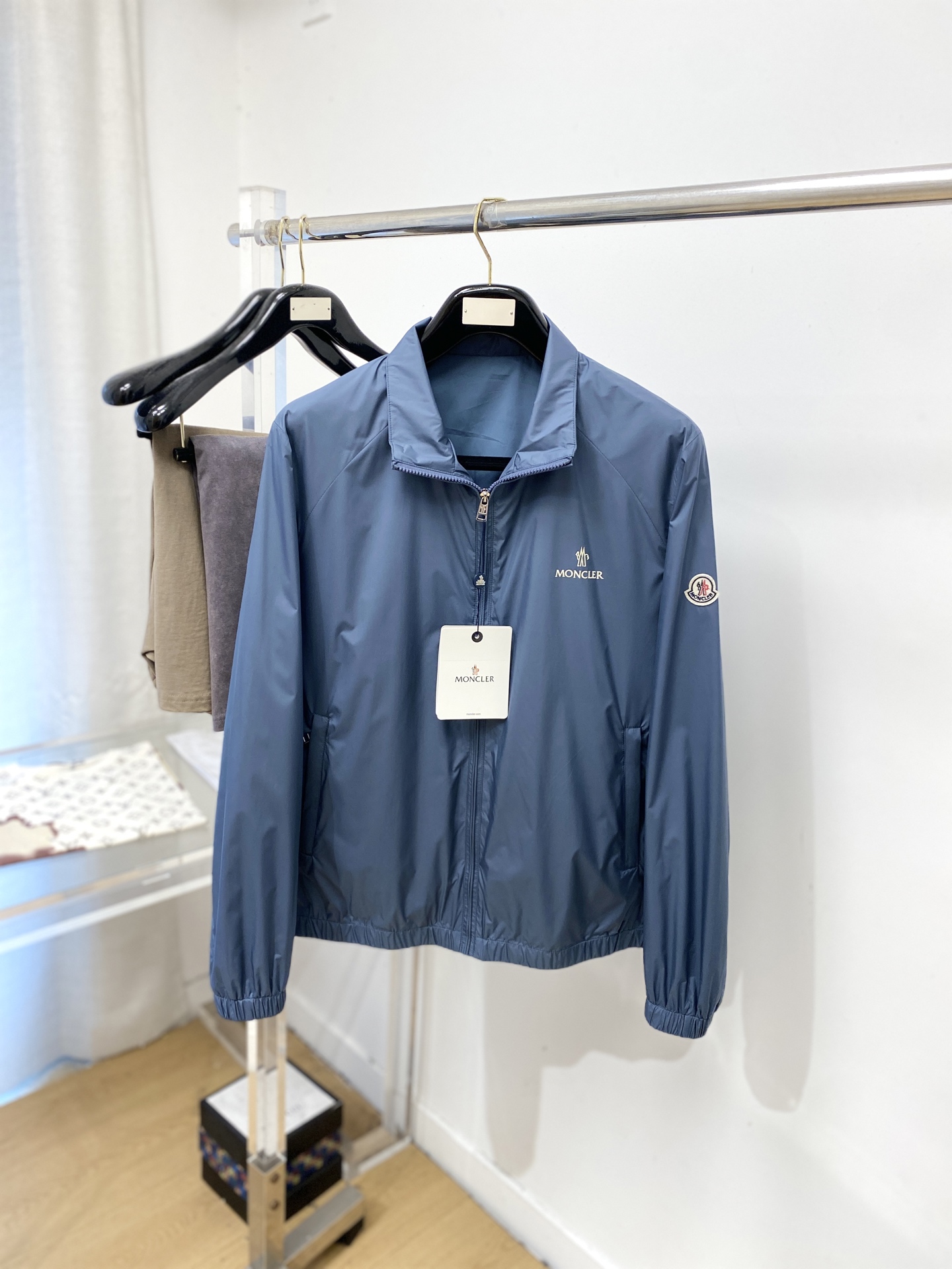 NO:839721,Moncler, 2026 new jacket, fashionable and handsome, simple and versatile, top-notch printed letter logo on the chest, customized original fabric, not only stiff and maintain the trendy silhouette, but also comfortable to wear, the yarn is more delicate, size M-3XL,,Moncler,jackets & coats,jackets & coats,19860909蒙口、2026新品夹克外套,时尚帅气,简约百搭款,胸前顶级印胶图案字母logo,定制原版面料,不仅挺括,保持潮流的廓形,又穿着舒适,纱织更细腻,码数M-3XL,,Moncler,jackets & coats,jackets & coats,,Men's clothing