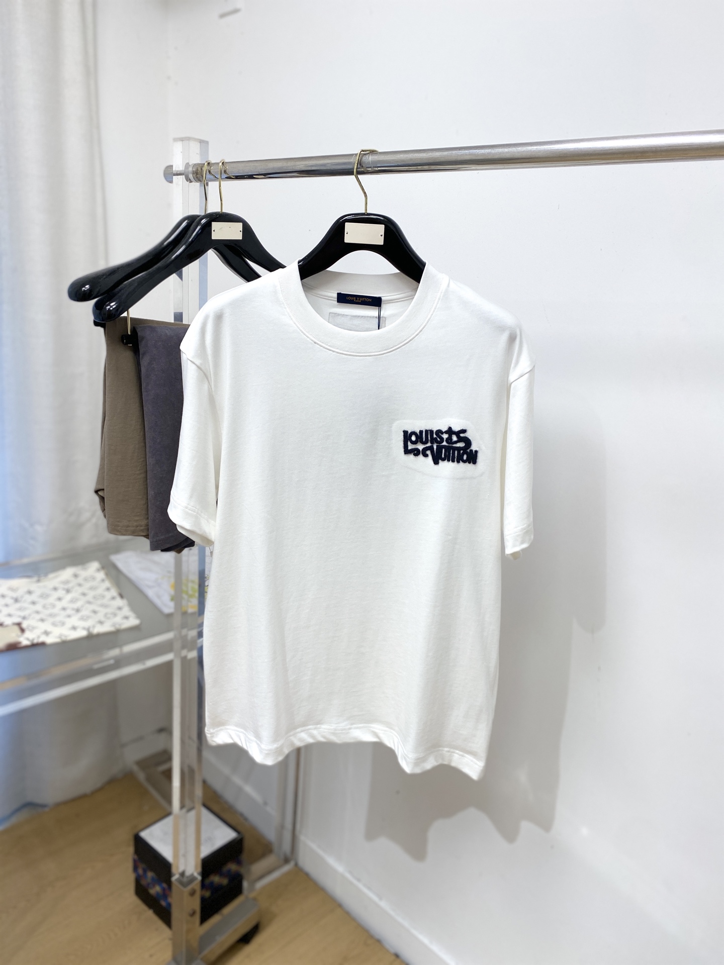 NO:839729,Louis Vuitton, 2026 new short-sleeved T-shirt, handsome and fashionable, with exquisite embroidered letter logo on the chest, simple and versatile. The fabric cotton is not only crisp and maintains the trendy silhouette, but also comfortable to wear, and the yarn is more delicate. Size S-XXL,, louis vuitton, T-shirt, tees, t-shirt,19860909路易威登、2026新品短袖T恤,帅气时尚,胸前精致刺绣字母logo,简约百搭款.面料棉 不仅挺括,保持潮流的廓形,又穿着舒适,纱织更细腻,码数S-XXL,,louis vuitton,T-shirt,tees，t-shirt,,Men's clothing