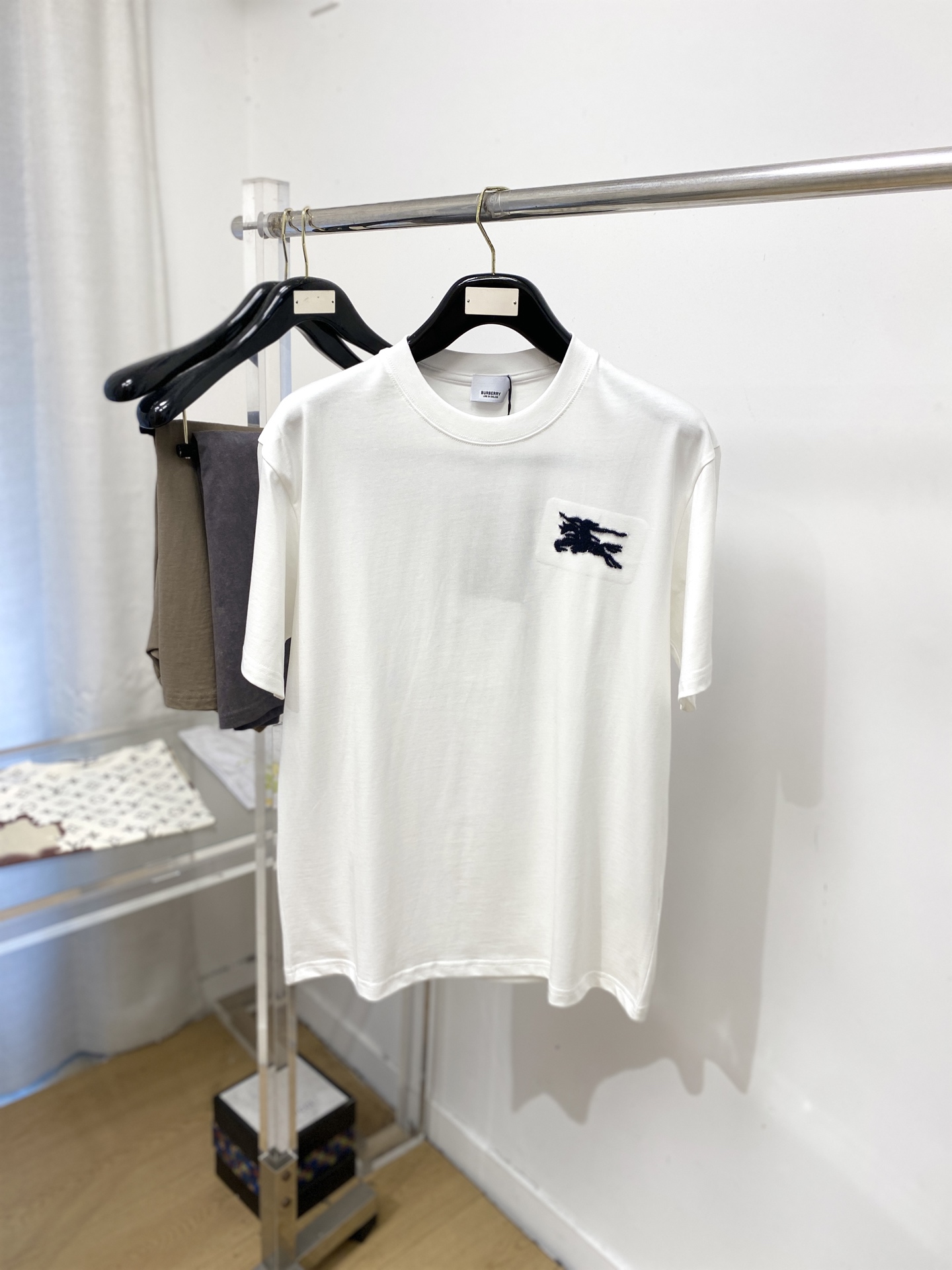 NO:839733,Burberry, 2026 new short-sleeved T-shirt, handsome and fashionable, with exquisite embroidered logo on the chest, simple and versatile. The fabric cotton is not only crisp and maintains the trendy silhouette, but also comfortable to wear, and the yarn is more delicate. The size is S-XXL,, burberry, T-shirt, tees, t-shirt,19860909巴宝莉、2026新品短袖T恤,帅气时尚,胸前精致刺绣图案logo,简约百搭款.面料棉 不仅挺括,保持潮流的廓形,又穿着舒适,纱织更细腻,码数S-XXL,,burberry,T-shirt,tees，t-shirt,,Men's clothing