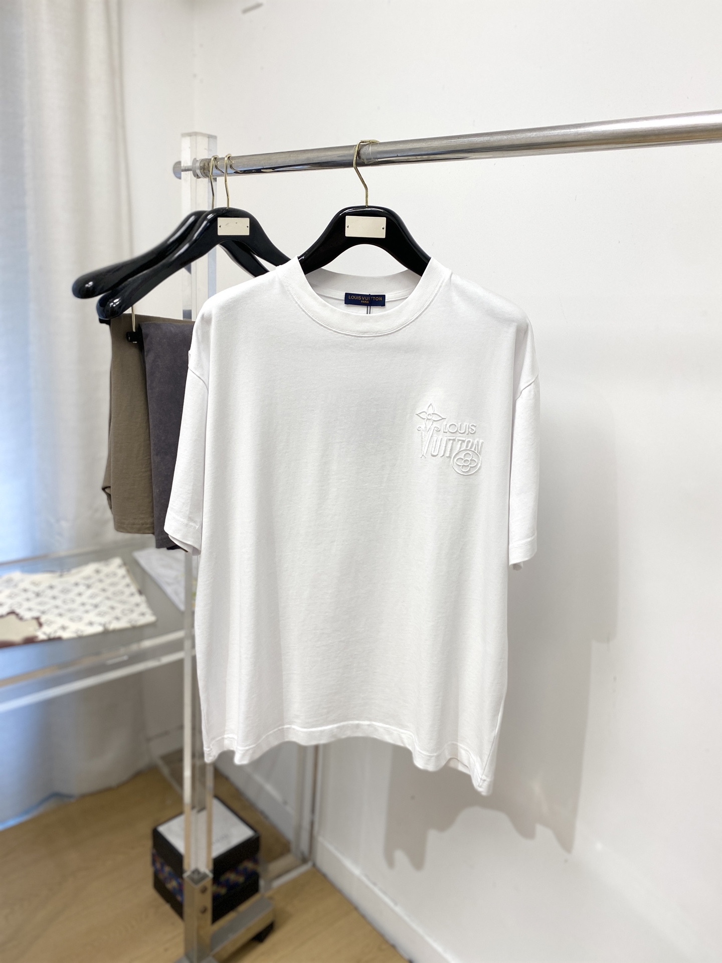 NO:839737,Louis Vuitton, 2026 new short-sleeved T-shirt, handsome and fashionable, with exquisite embroidered letter pattern logo on the chest, simple and versatile. The fabric cotton is not only crisp and maintains the trendy silhouette, but also comfortable to wear, and the yarn is more delicate. Size S-XXL,, Louis Vuitton, T-shirt, tees, t-shirt,19860909路易威登、2026新品短袖T恤,帅气时尚,胸前精致刺绣字母图案logo,简约百搭款.面料棉 不仅挺括,保持潮流的廓形,又穿着舒适,纱织更细腻,码数S-XXL,,louis vuitton,T-shirt,tees，t-shirt,,Men's clothing