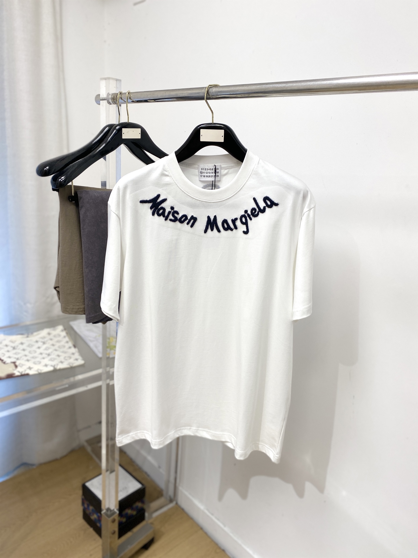 NO:839739,Margiela, 2026 new short-sleeved T-shirt, handsome and fashionable, exquisitely embroidered letter logo on the neck, simple and versatile. The fabric cotton is not only crisp and maintains the trendy silhouette, but also comfortable to wear, and the yarn is more delicate. Size S-XXL, masion margiela, T-shirt, tees, t-shirt,19860909马吉拉、2026新品短袖T恤,帅气时尚,领口精致刺绣字母logo,简约百搭款.面料棉 不仅挺括,保持潮流的廓形,又穿着舒适,纱织更细腻,码数S-XXL,,masion margiela,T-shirt,tees，t-shirt,,Men's clothing