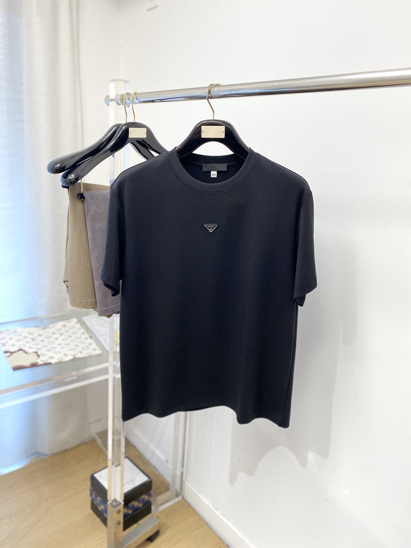 NO:844987,Prada, 2026 new short-sleeved T-shirt, handsome and fashionable, chest hardware decorated with triangle logo, simple and versatile. The fabric cotton is not only crisp and maintains the trendy silhouette, but also comfortable to wear, and the yarn is more delicate. Size M-3XL, prada, T-shirt, tees, t-shirt,19860909普拉达、2026新品短袖T恤,帅气时尚,胸口五金装饰三角标logo,简约百搭款.面料棉 不仅挺括,保持潮流的廓形,又穿着舒适,纱织更细腻,码数M-3XL,,prada,T-shirt,tees，t-shirt,,Men's clothing