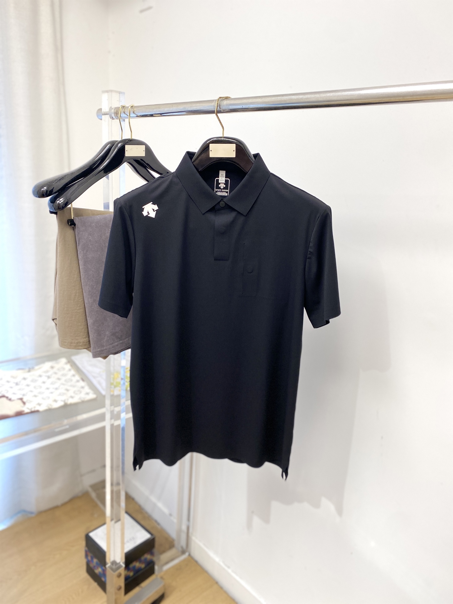 NO:844992,DESCENTE, 2026 new short-sleeved T-shirt, handsome and fashionable, top-notch printed logo on the shoulder, simple and versatile. The fabric cotton is not only crisp and maintains the trendy silhouette, but also comfortable to wear, and the yarn is more delicate. Size M-3XL,, T-shirt, tees, t-shirt,19860909DESCENTE迪桑特、2026新品短袖T恤,帅气时尚,肩部顶级印胶图案logo,简约百搭款.面料棉 不仅挺括,保持潮流的廓形,又穿着舒适,纱织更细腻,码数M-3XL,,T-shirt,tees，t-shirt,,Men's clothing