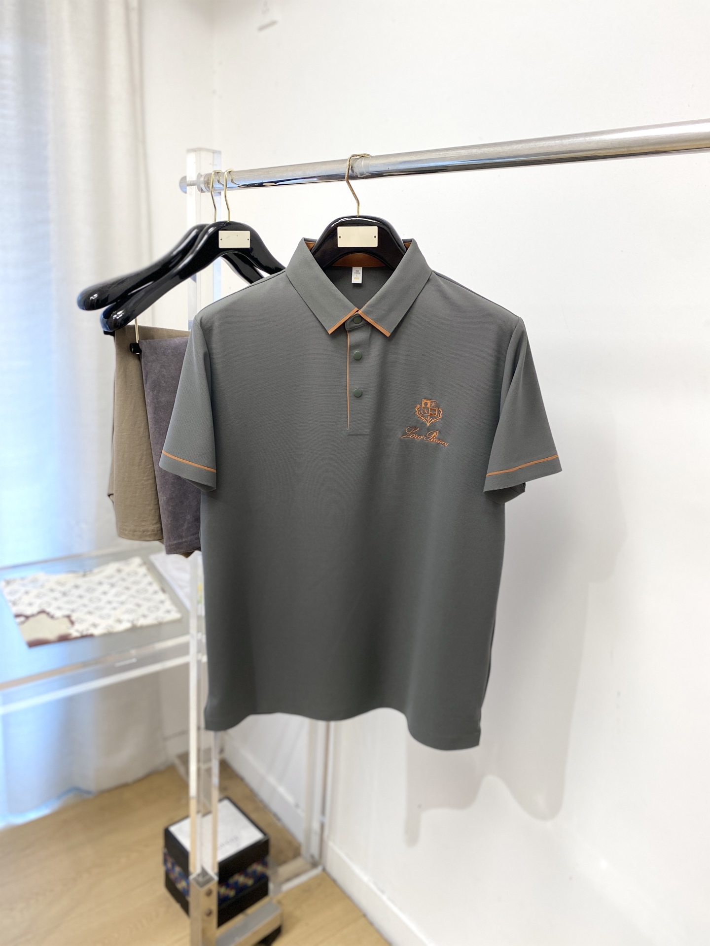 NO:844996,LP, 2026 new short-sleeved T-shirt, handsome and fashionable, with exquisite embroidered letter pattern logo on the chest, simple and versatile. The fabric cotton is not only crisp and maintains the trendy silhouette, but also comfortable to wear, and the yarn is more delicate. Size M-3XL, loro piana, T-shirt, tees, t-shirt,19860909LP、2026新品短袖T恤,帅气时尚,胸前精致刺绣字母图案logo,简约百搭款.面料棉 不仅挺括,保持潮流的廓形,又穿着舒适,纱织更细腻,码数M-3XL,,loro piana,T-shirt,tees，t-shirt,,Men's clothing