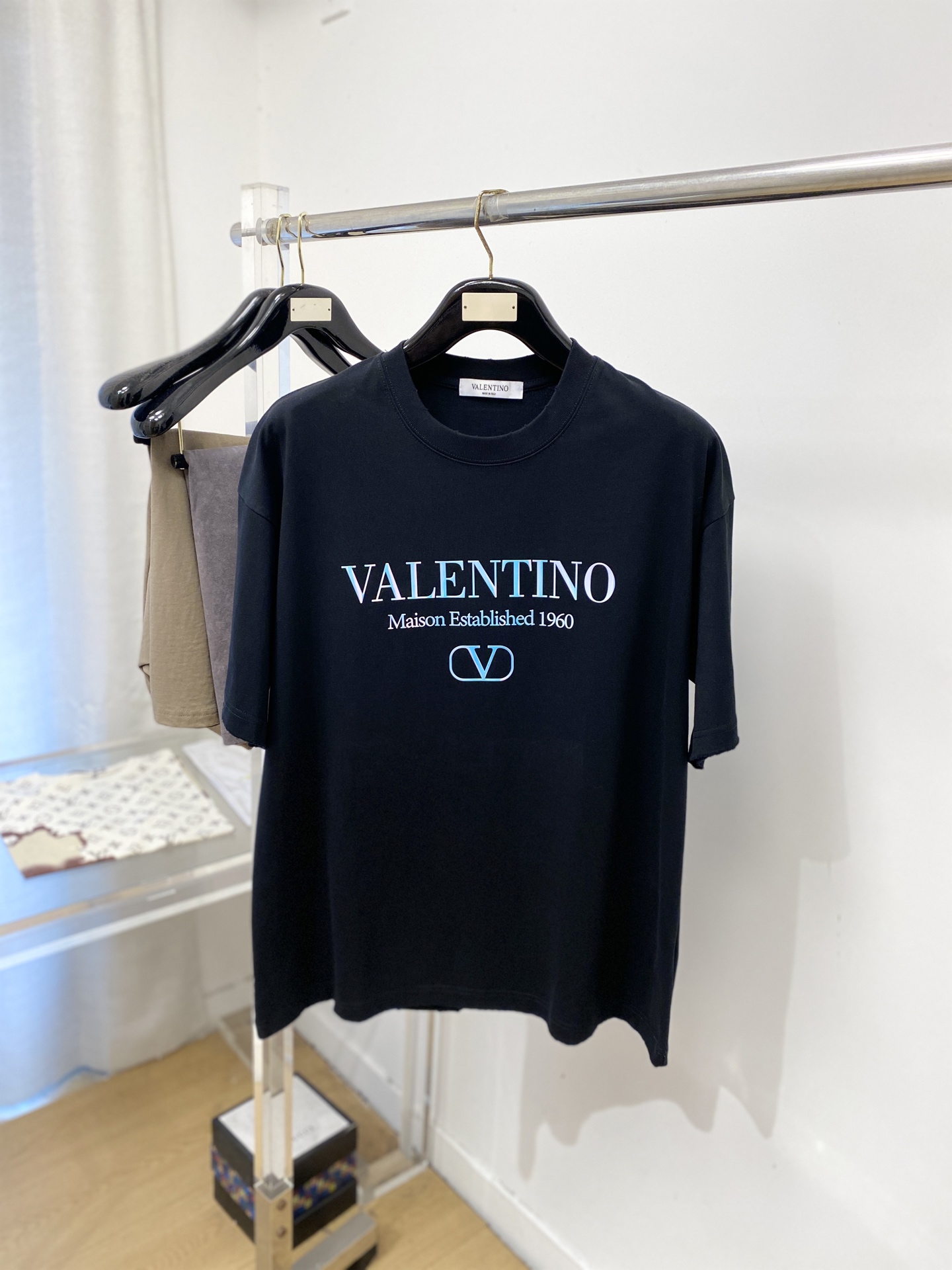 NO:844957,Valentino, 2026 new short-sleeved T-shirt, handsome and fashionable, top-notch printed letter logo on the chest, simple and versatile. The fabric cotton is not only crisp and maintains the trendy silhouette, but also comfortable to wear, and the yarn is more delicate. Size M-3XL, valentino, T-shirt, tees, t-shirt,19860909华伦天奴、2026新品短袖T恤,帅气时尚,胸前顶级印胶字母图案logo,简约百搭款.面料棉 不仅挺括,保持潮流的廓形,又穿着舒适,纱织更细腻,码数M-3XL,,valentino,T-shirt,tees，t-shirt,,Men's clothing